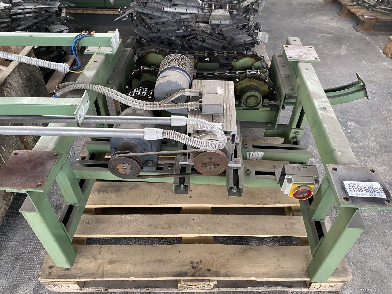 Usato 1999 CM System D8 Trasportatore aereo (catena di verniciatura) per la movimentazione di sedie o prodotti simili, tinti su ganci. Metri lineari 80.