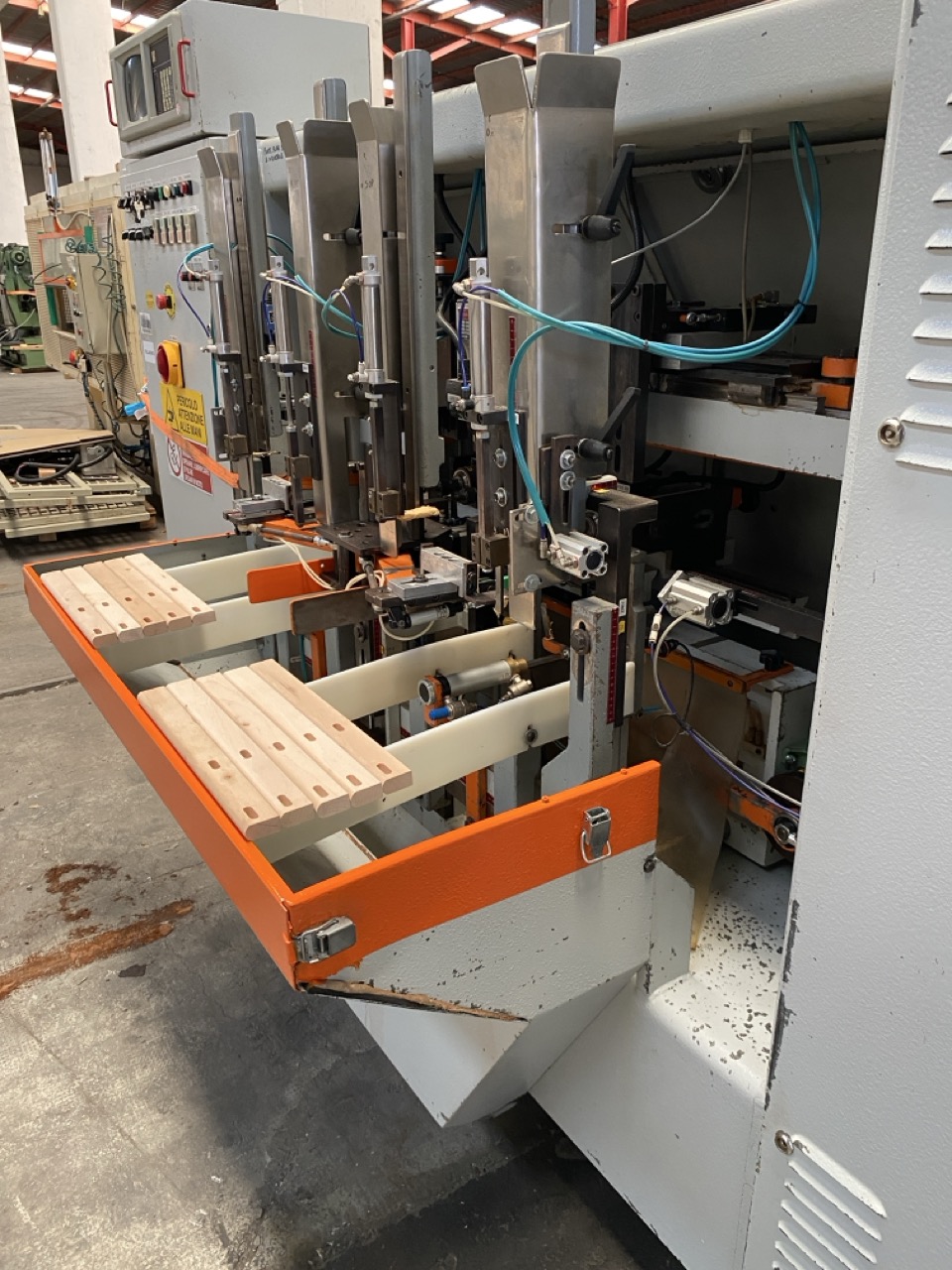 Usato 1995 (CE) Comec MOV8UX+CAP(LV+LO) Mortasatrice orizzontale e verticale, per pezzi corti, a doppio caricatore per alta produttività