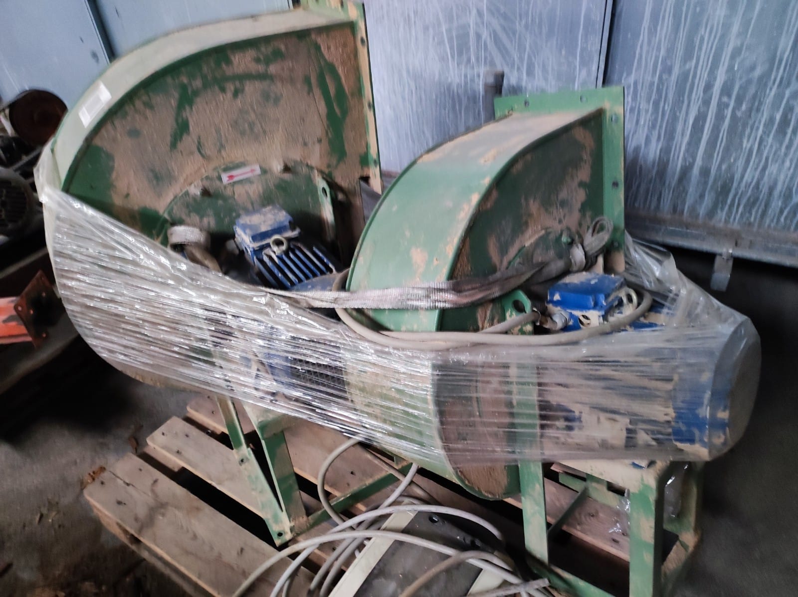 Usato Minisilos con pulizia a scuotimento motorizzato, e 2 motori di aspirazione, totale kw. 11,50.