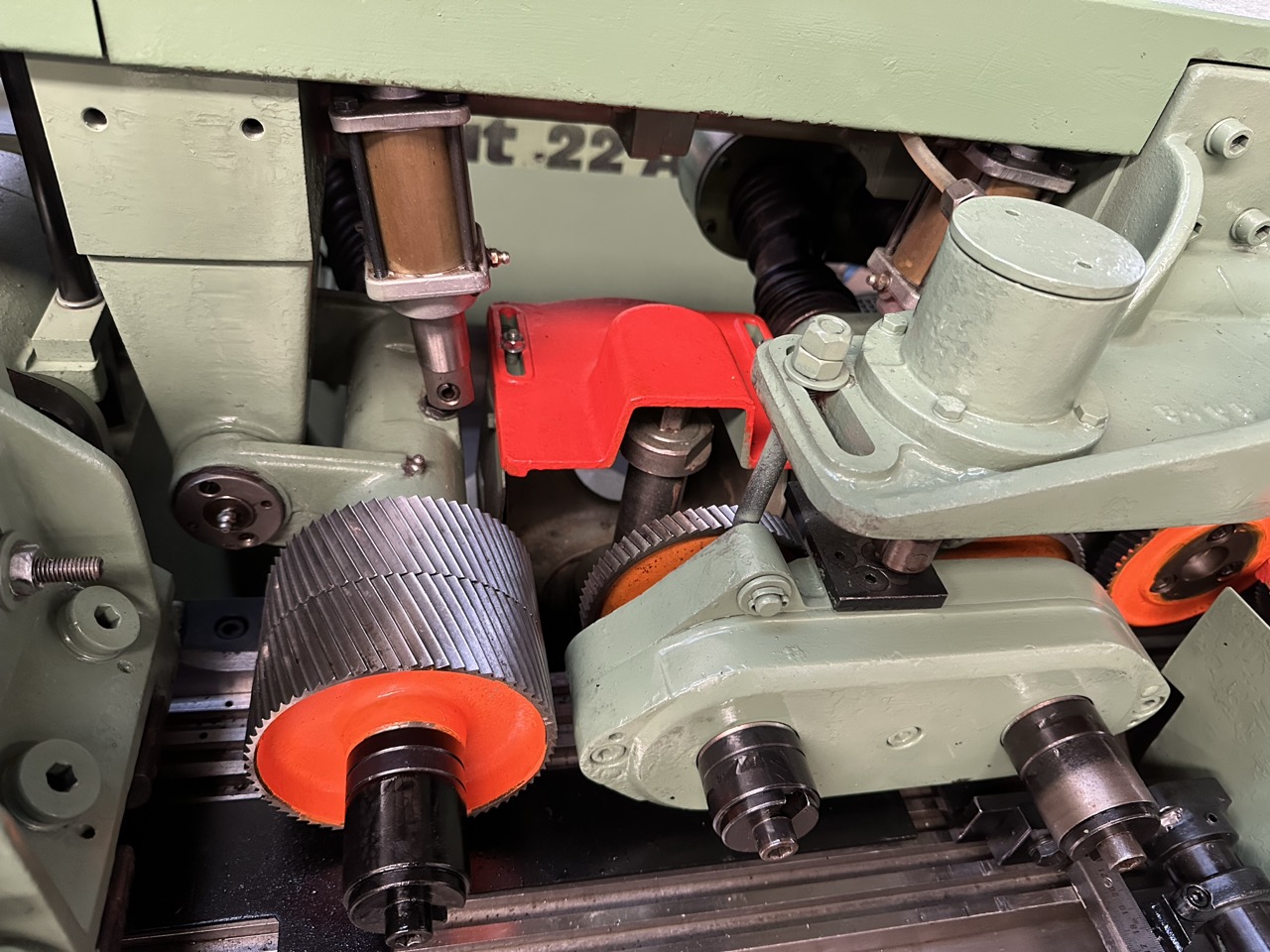 Ricondizionato Weinig U22N Scorniciatrice 8 alberi, piano rigato, traino ravvicinato, con caricatore laterale automatico