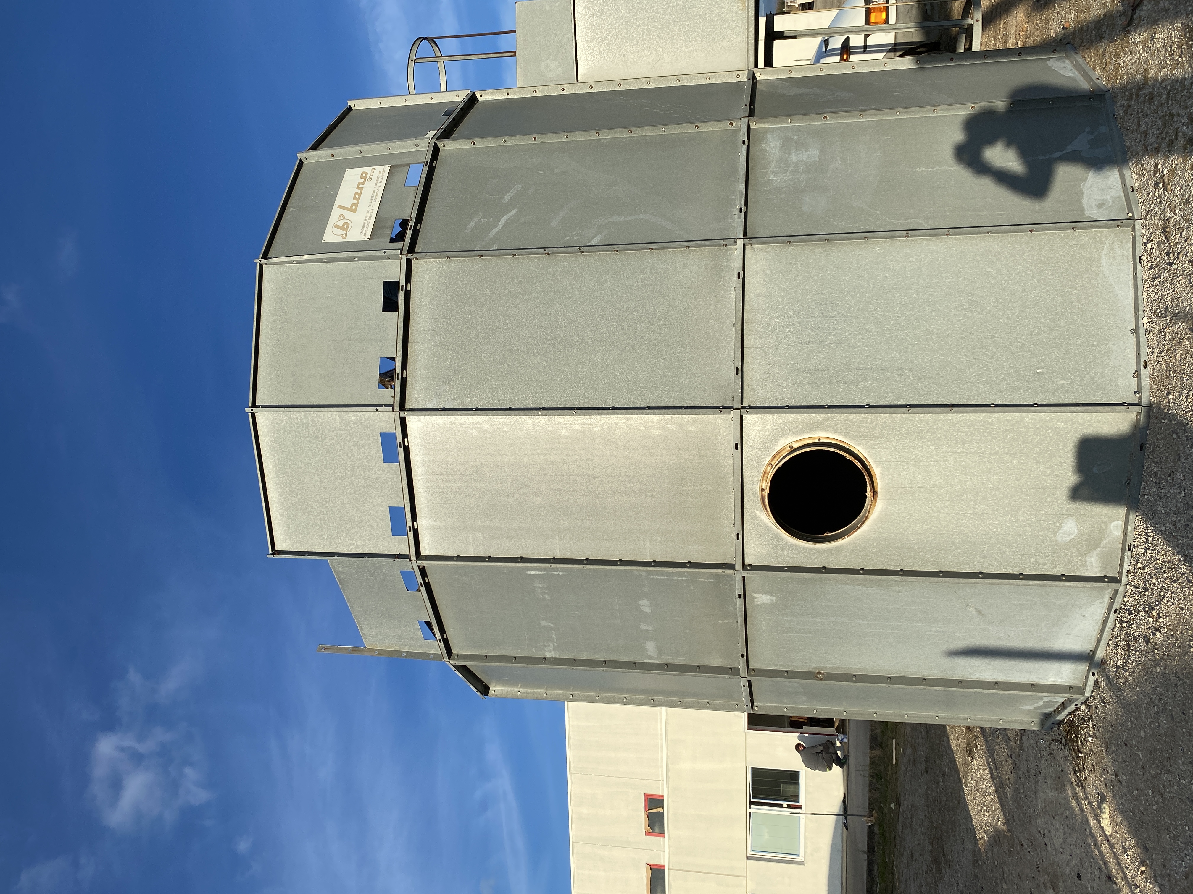 Usato Silos zincato, con scarico a caduta da sotto. Già smontato.