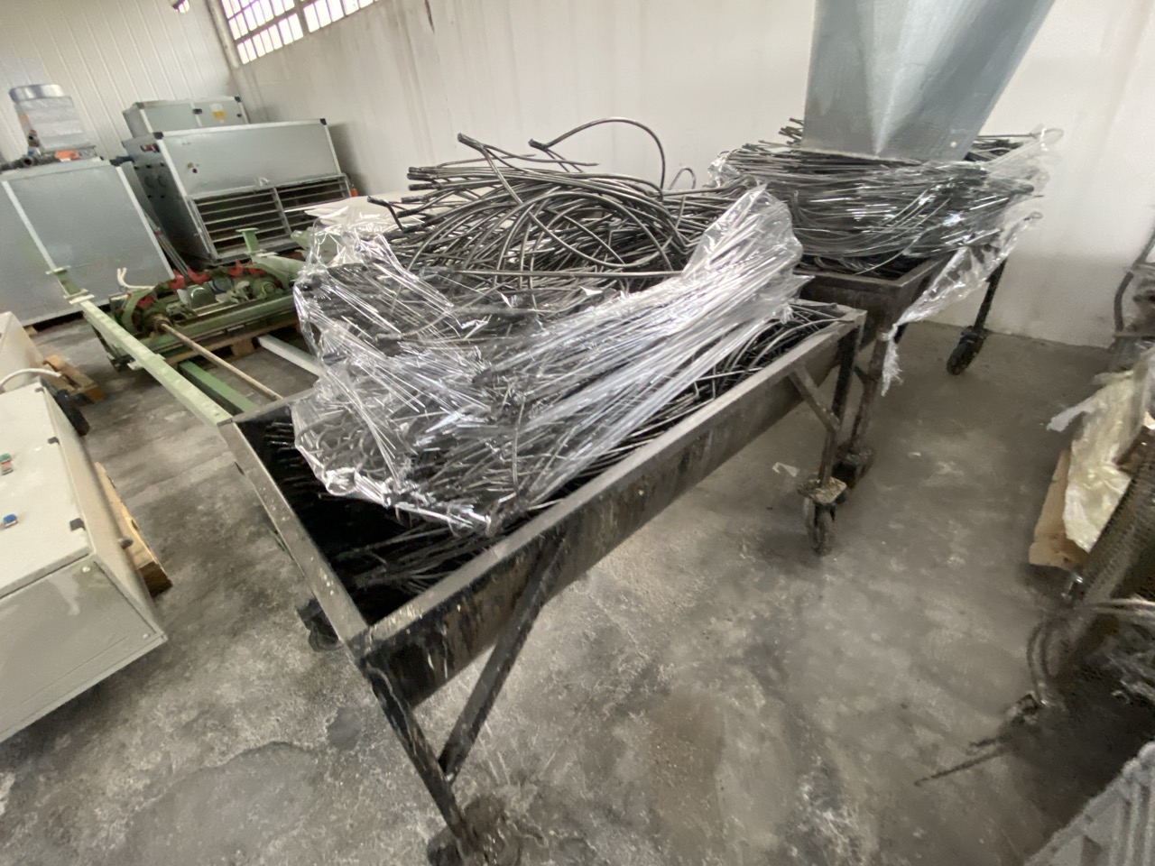 Usato 1999 CM System D8 Trasportatore aereo (catena di verniciatura) per la movimentazione di sedie o prodotti simili, tinti su ganci. Metri lineari 80.