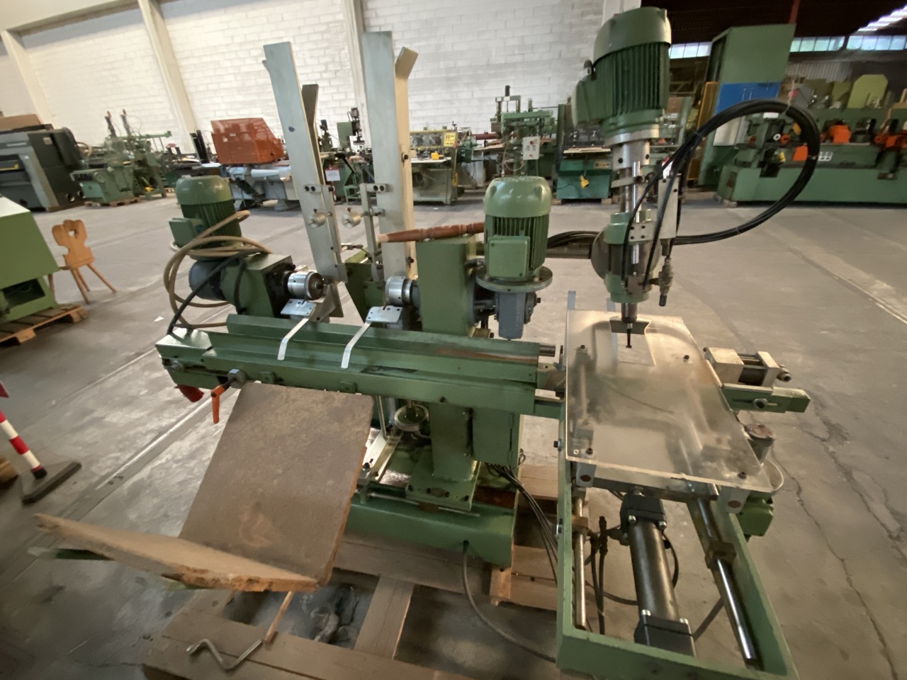 Usato Camam Zigrinatrice doppia automatica, con caricatore e gruppo a forare per fuselli con foro centrale.