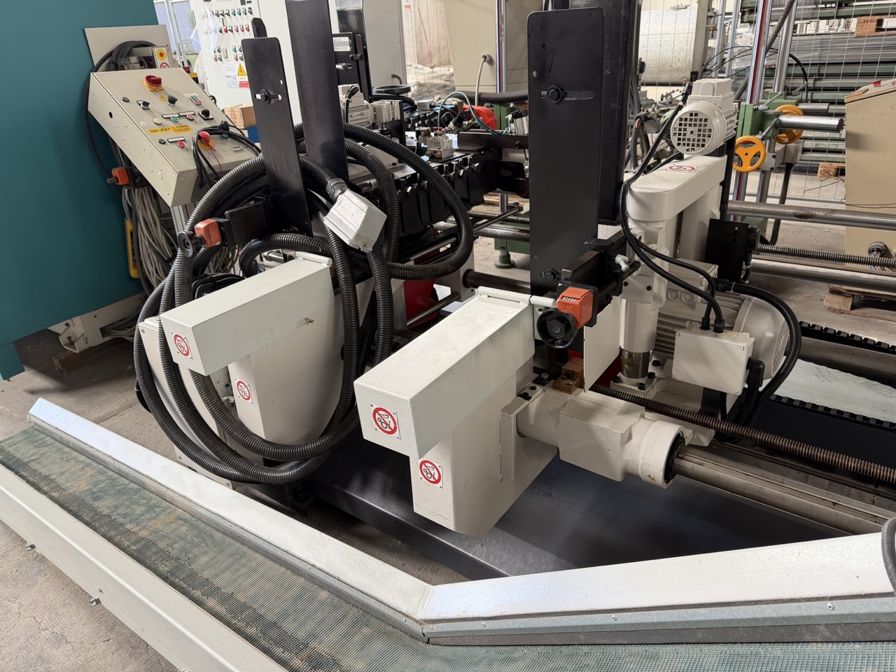 Usato 2002 Friulmac DUALFEED Troncatore - Caricatore per Scorniciatrice idraulico, automatico, con regolazione misure elettronica.