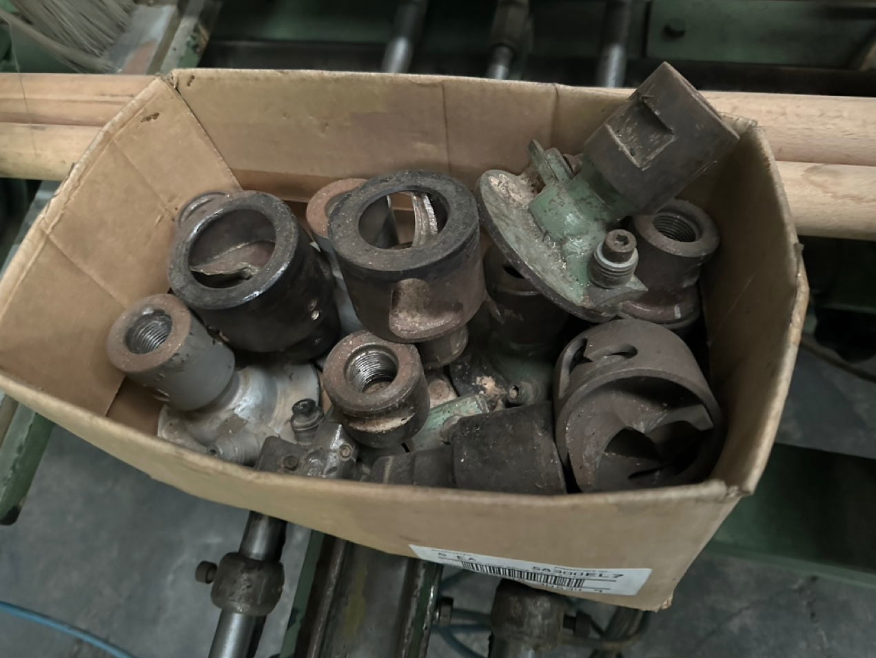 Usato Fresatrice arrotondatrice automatica per teste, con caricatore pneumatico e nastri di alimentazione