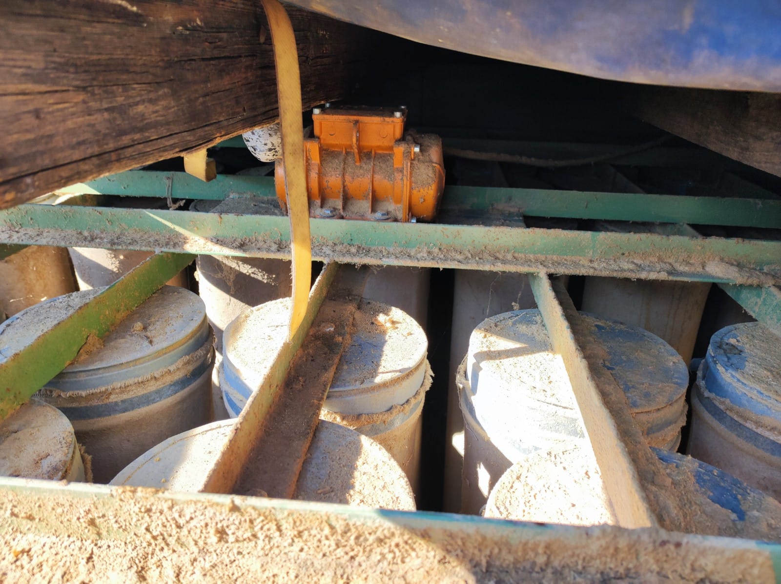 Usato Minisilos con pulizia a scuotimento motorizzato, e 2 motori di aspirazione, totale kw. 11,50.