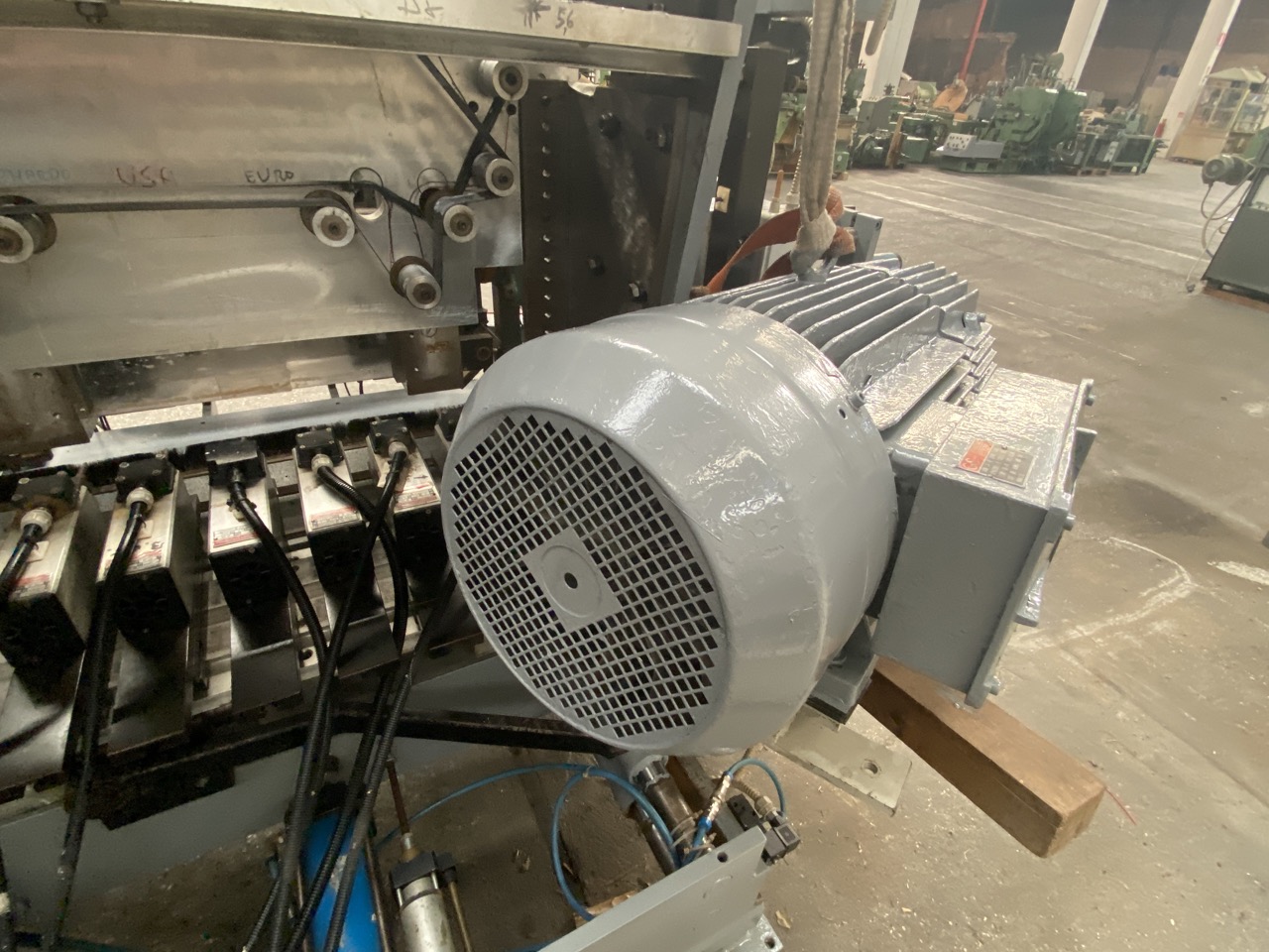 Usato Mortasatrice automatica Comec, con caricatore, per elementi di lettini per bambini