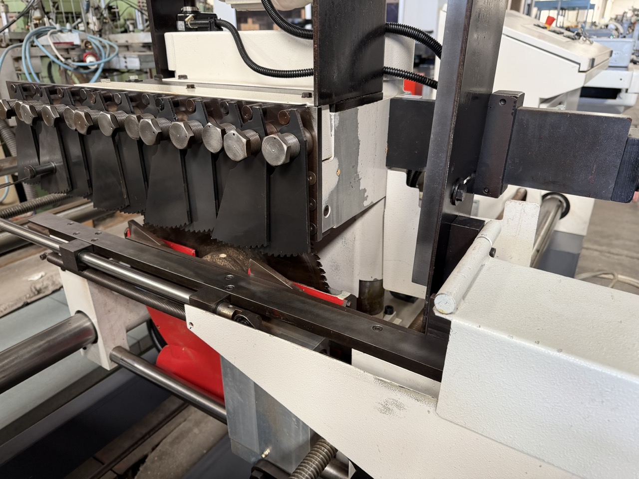 Usato 2002 Friulmac DUALFEED Troncatore - Caricatore per Scorniciatrice idraulico, automatico, con regolazione misure elettronica.