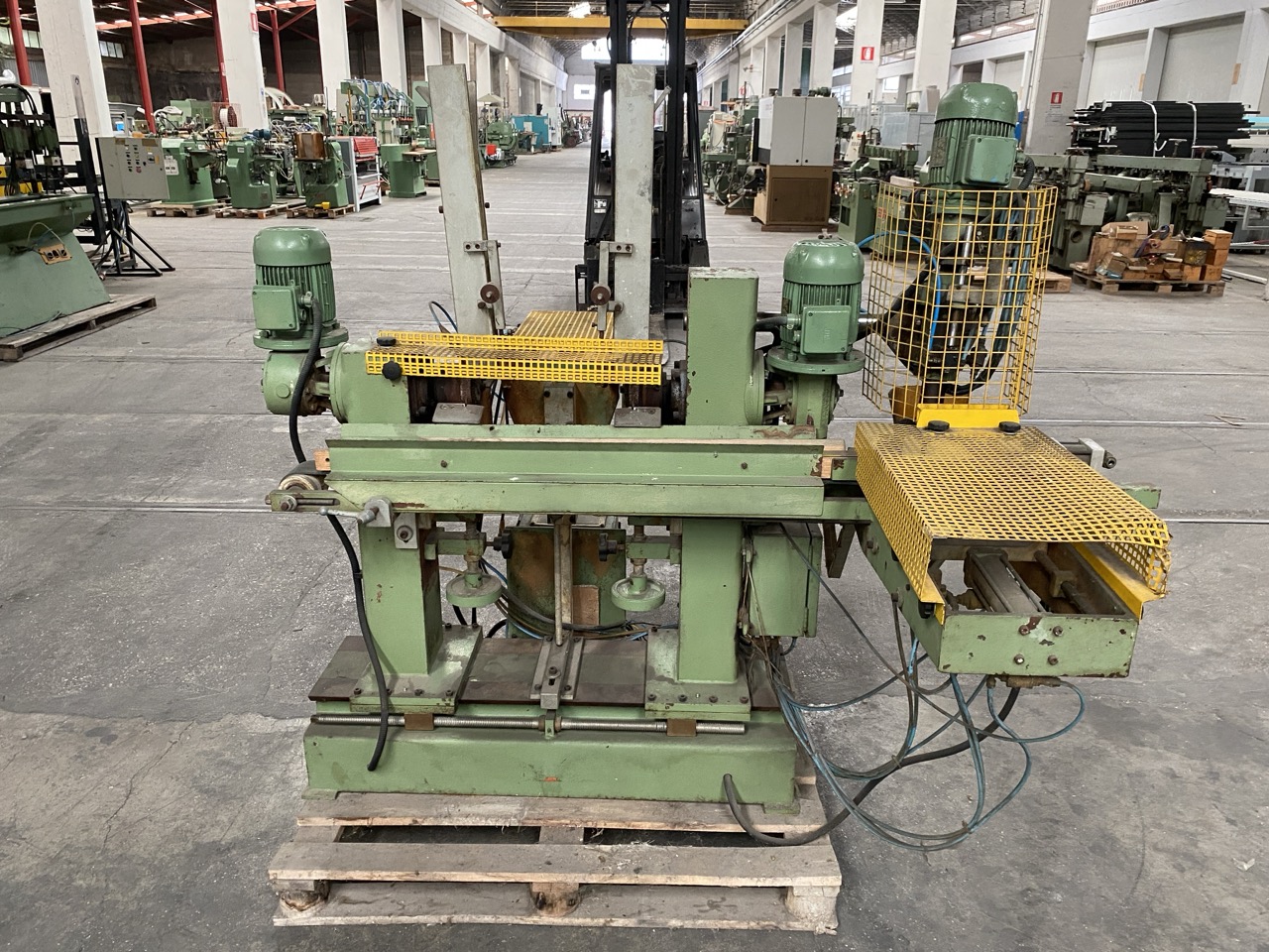 Usato Camam Zigrinatrice doppia automatica, con caricatore e gruppo a forare per fuselli con foro centrale.