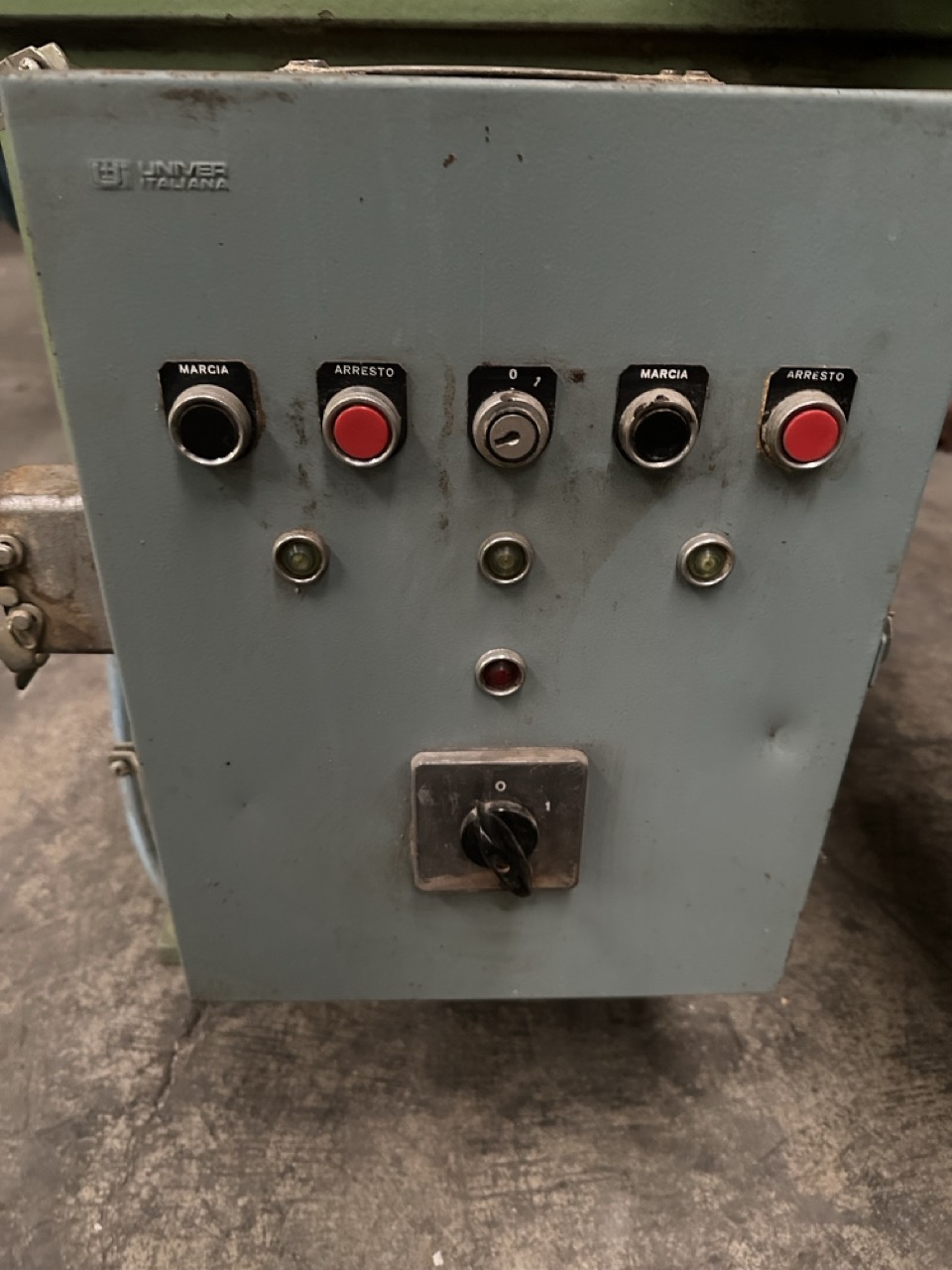 Usato Fresatrice arrotondatrice automatica per teste, con caricatore pneumatico e nastri di alimentazione