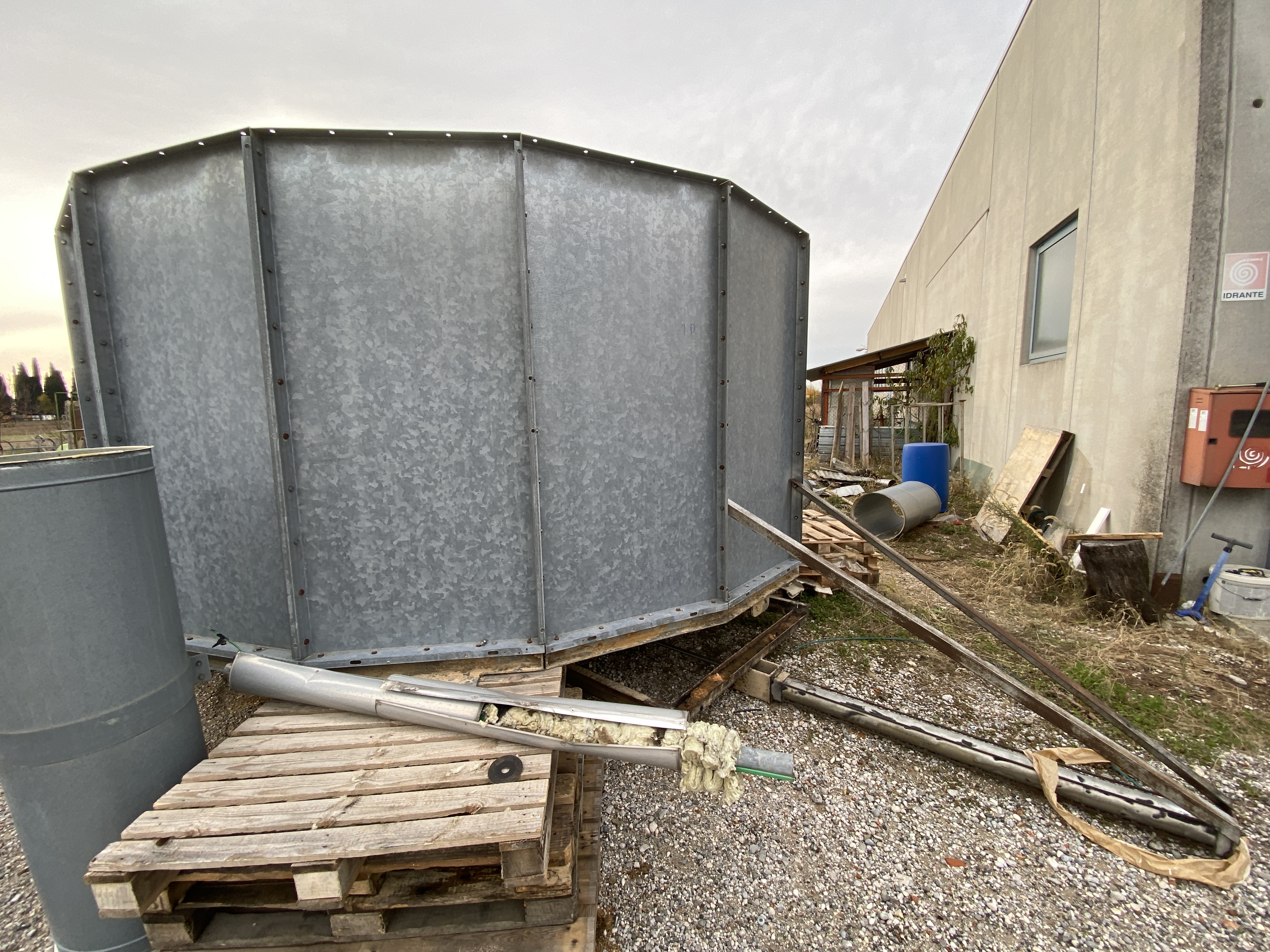Usato Silos zincato, con scarico a caduta da sotto. Già smontato.