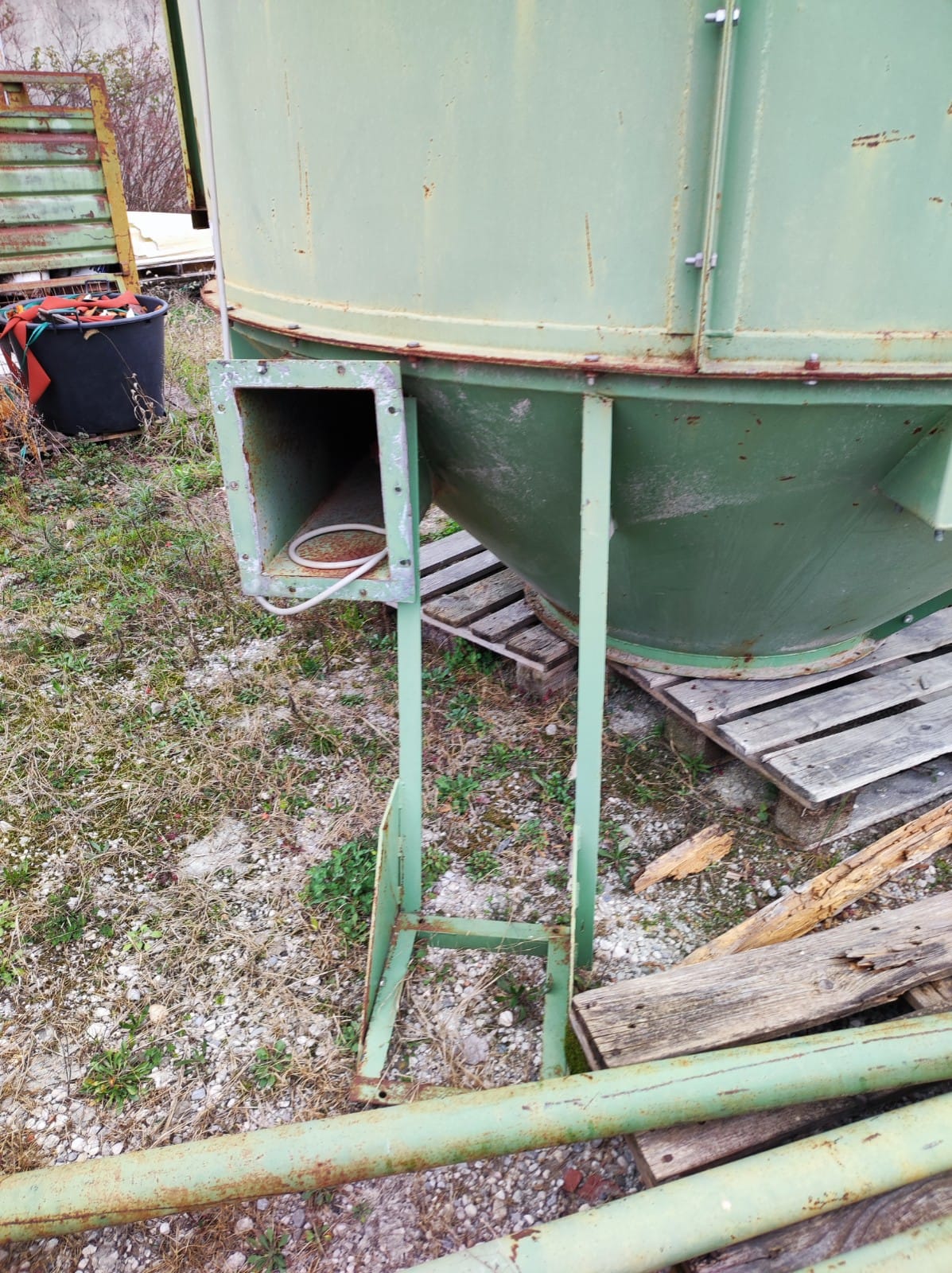 Usato Minisilos con pulizia a scuotimento motorizzato, e 2 motori di aspirazione, totale kw. 11,50.