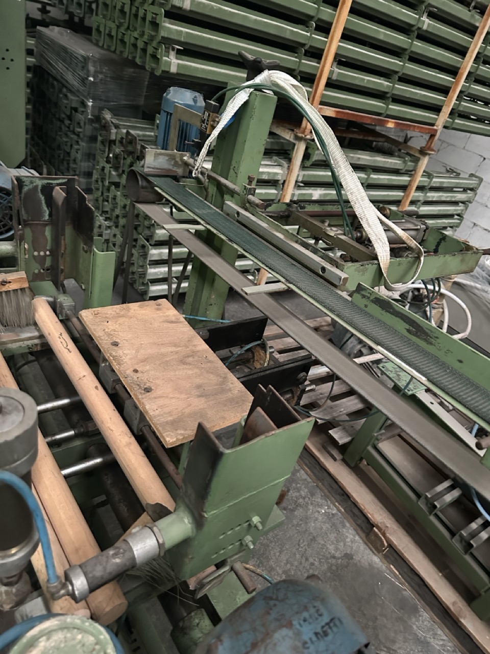 Usato Fresatrice arrotondatrice automatica per teste, con caricatore pneumatico e nastri di alimentazione