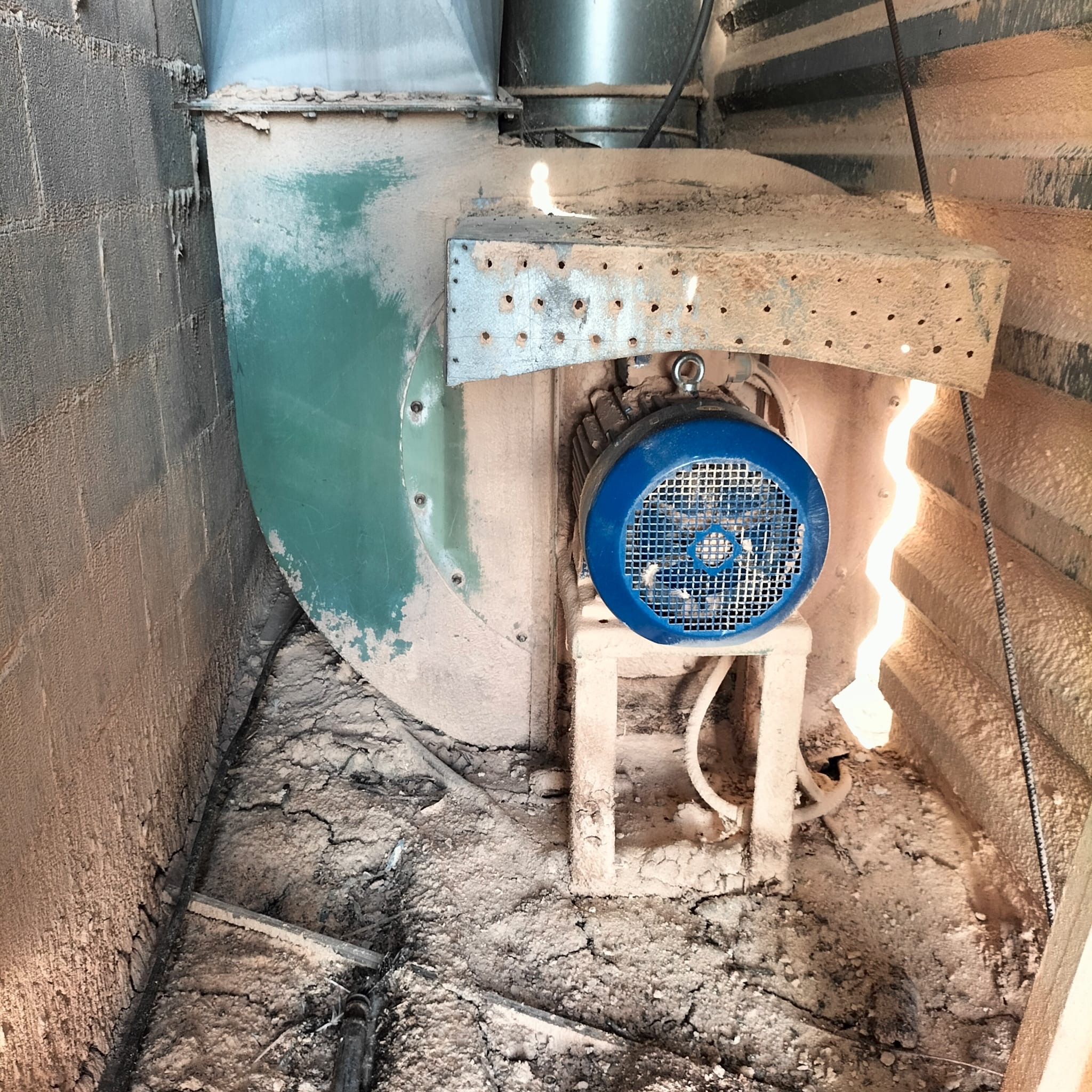 Usato Silos zincato, con scarico a caduta da sotto. Già smontato.