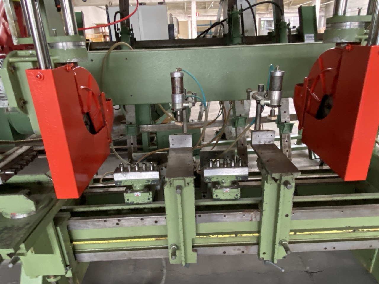 Usato Troncatrice Foratrice doppia, con lame verticali regolabili, 2 testine di foratura inferiori, 2 testine di foratura in testa