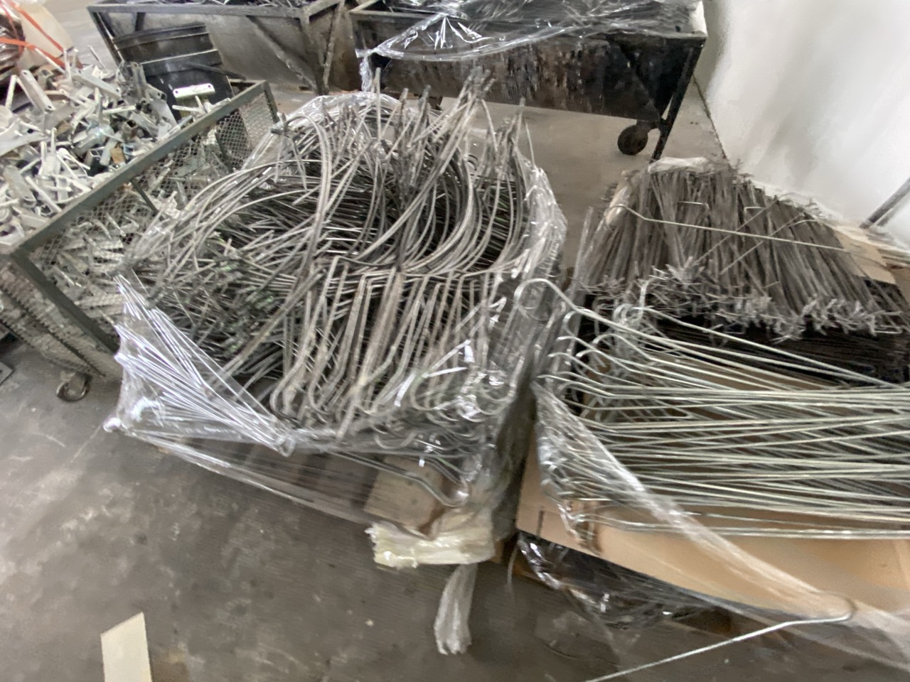 Usato 1999 CM System D8 Trasportatore aereo (catena di verniciatura) per la movimentazione di sedie o prodotti simili, tinti su ganci. Metri lineari 80.