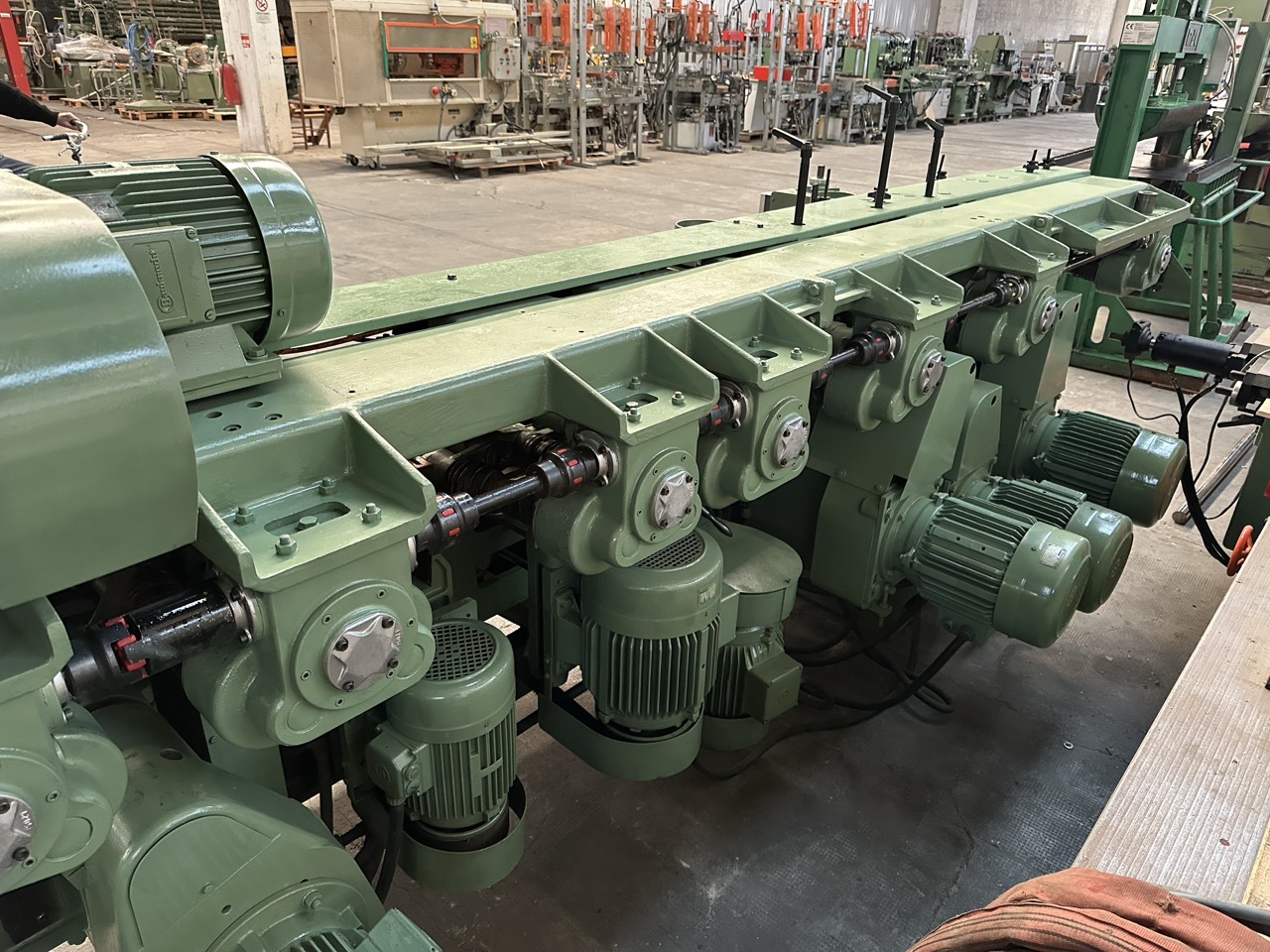 Ricondizionato Weinig U22N Scorniciatrice 8 alberi, piano rigato, traino ravvicinato, con caricatore laterale automatico