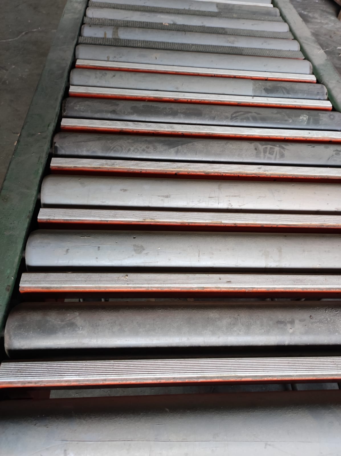 Usato Rulliera motorizzata con 2 fermi di lavoro. Lunghezza cm. 8000, larghezza cm. 65.