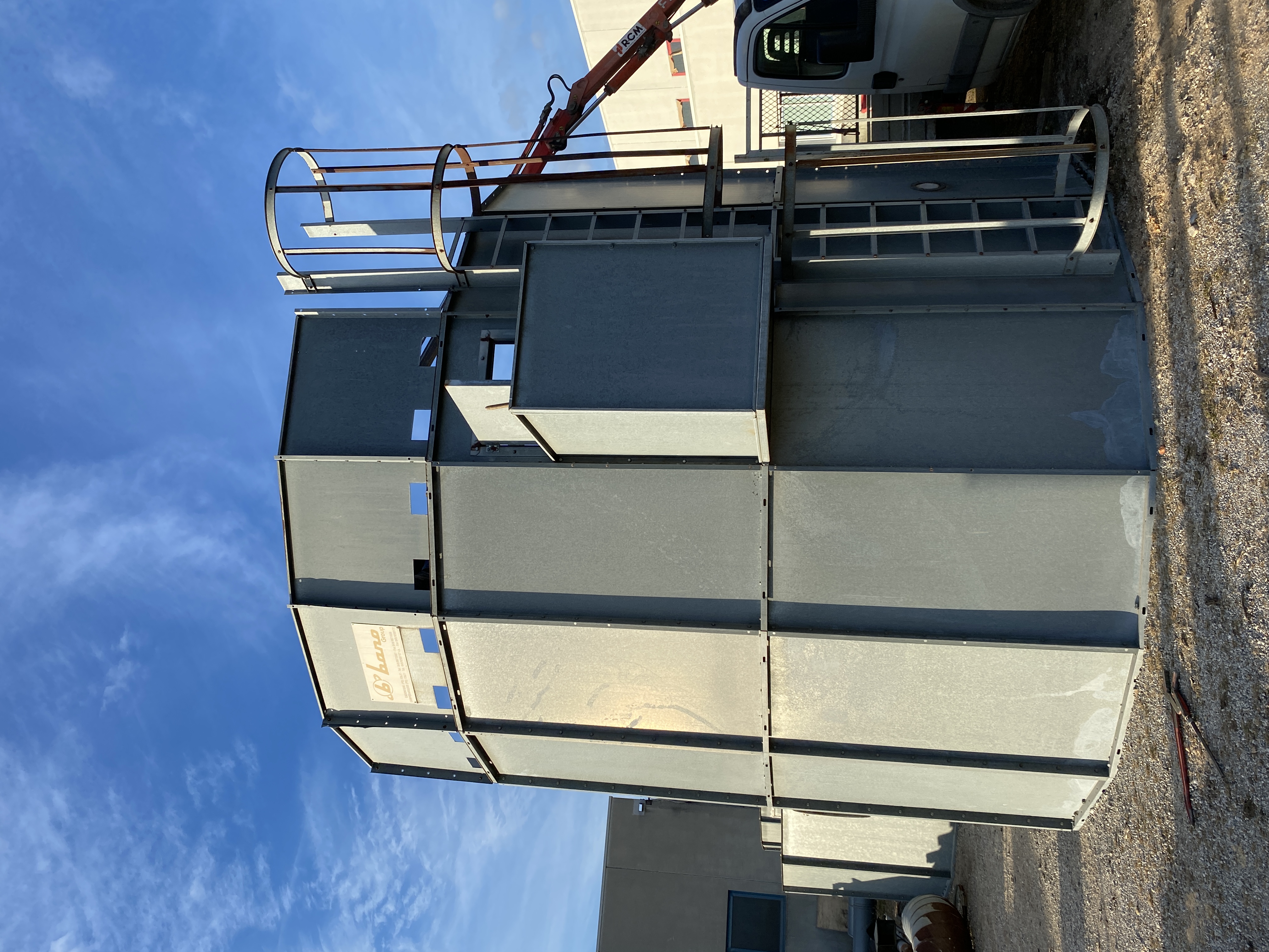 Usato Silos zincato, con scarico a caduta da sotto. Già smontato.