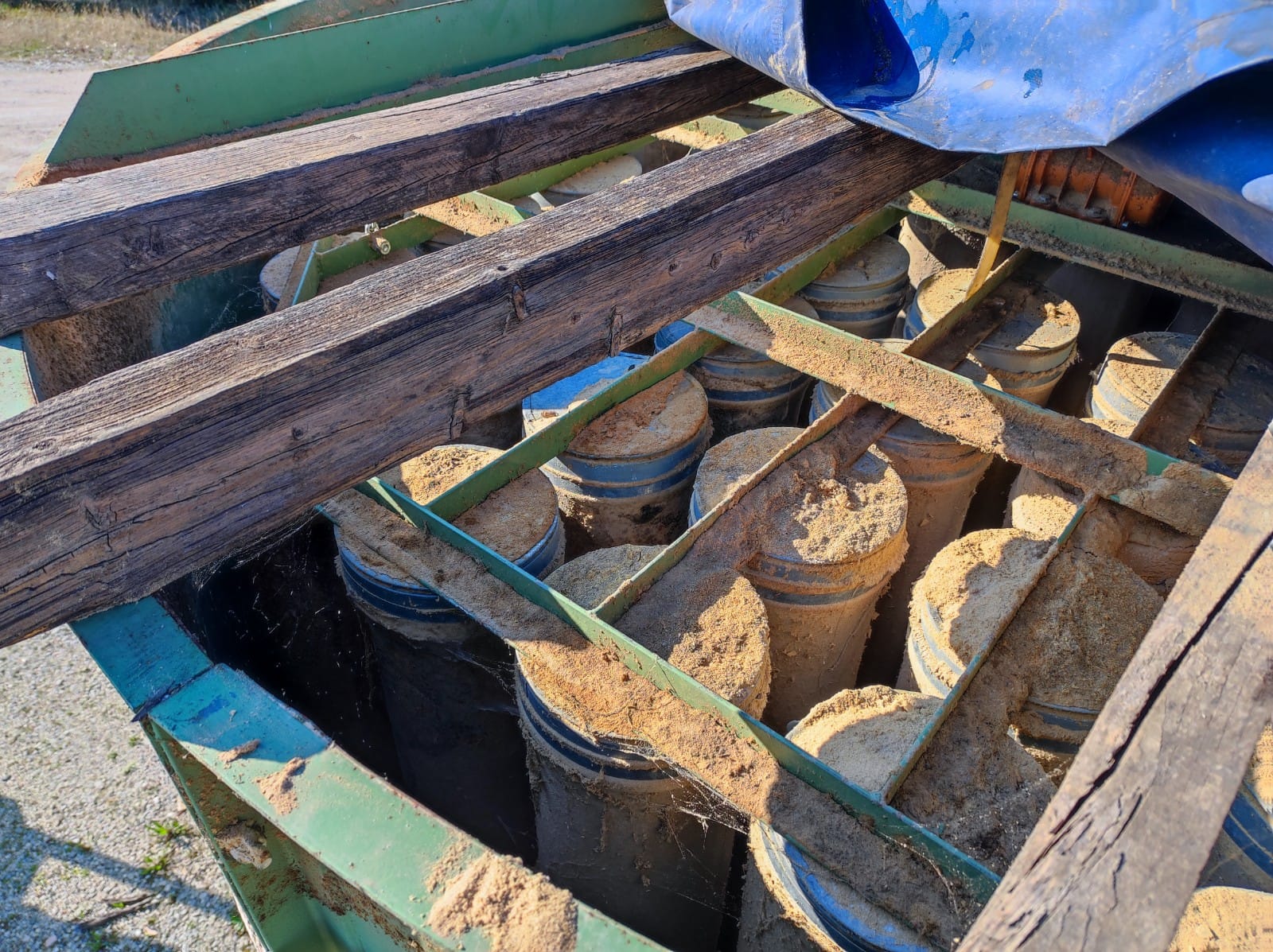 Usato Minisilos con pulizia a scuotimento motorizzato, e 2 motori di aspirazione, totale kw. 11,50.