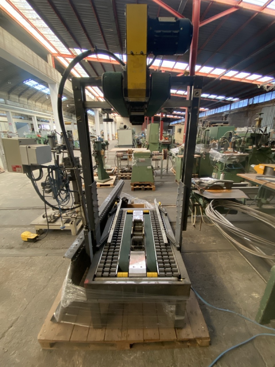 Usato Siat SM26 Scocciatrice superiore e inferiore completa di rulliere di carico e scarico.