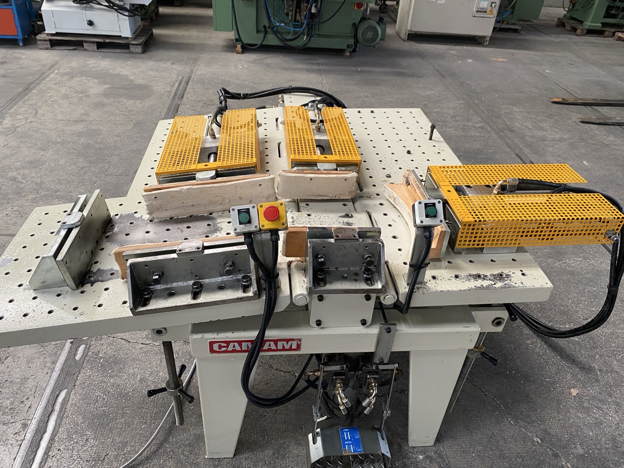 Usato 1999 Camam SI/3L/G1 Strettoio idraulico a due banchi registrabili a libro, per il montaggio di schienali di sedia o simili