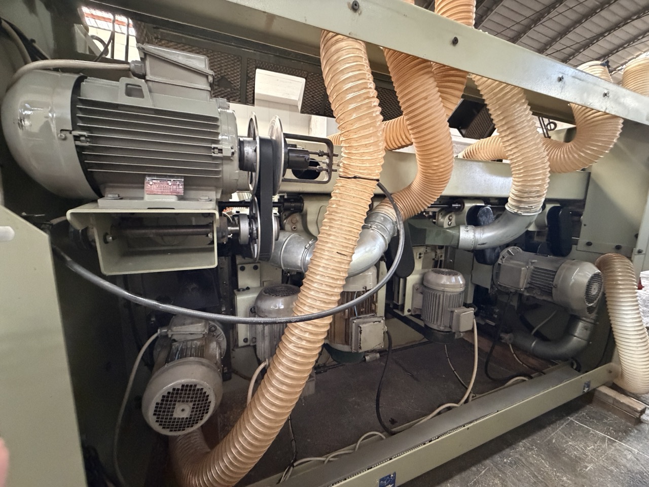 Usato 1995 SCM Superset 23 Plus Scorniciatrice marchiata CE, a 6 alberi, banco da mm. 230 con piano rigato.