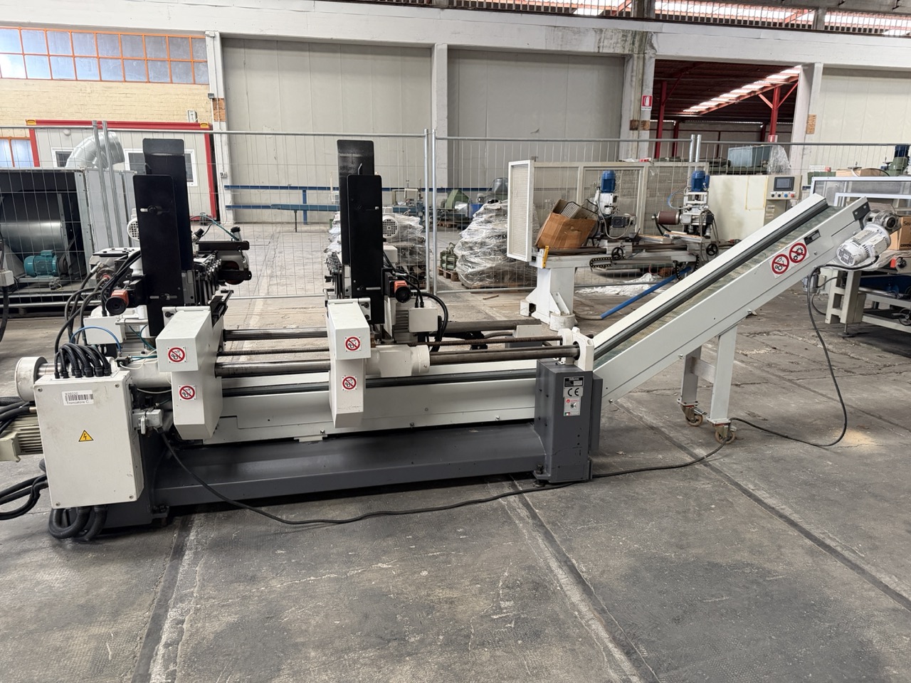 Usato 2002 Friulmac DUALFEED Troncatore - Caricatore per Scorniciatrice idraulico, automatico, con regolazione misure elettronica.