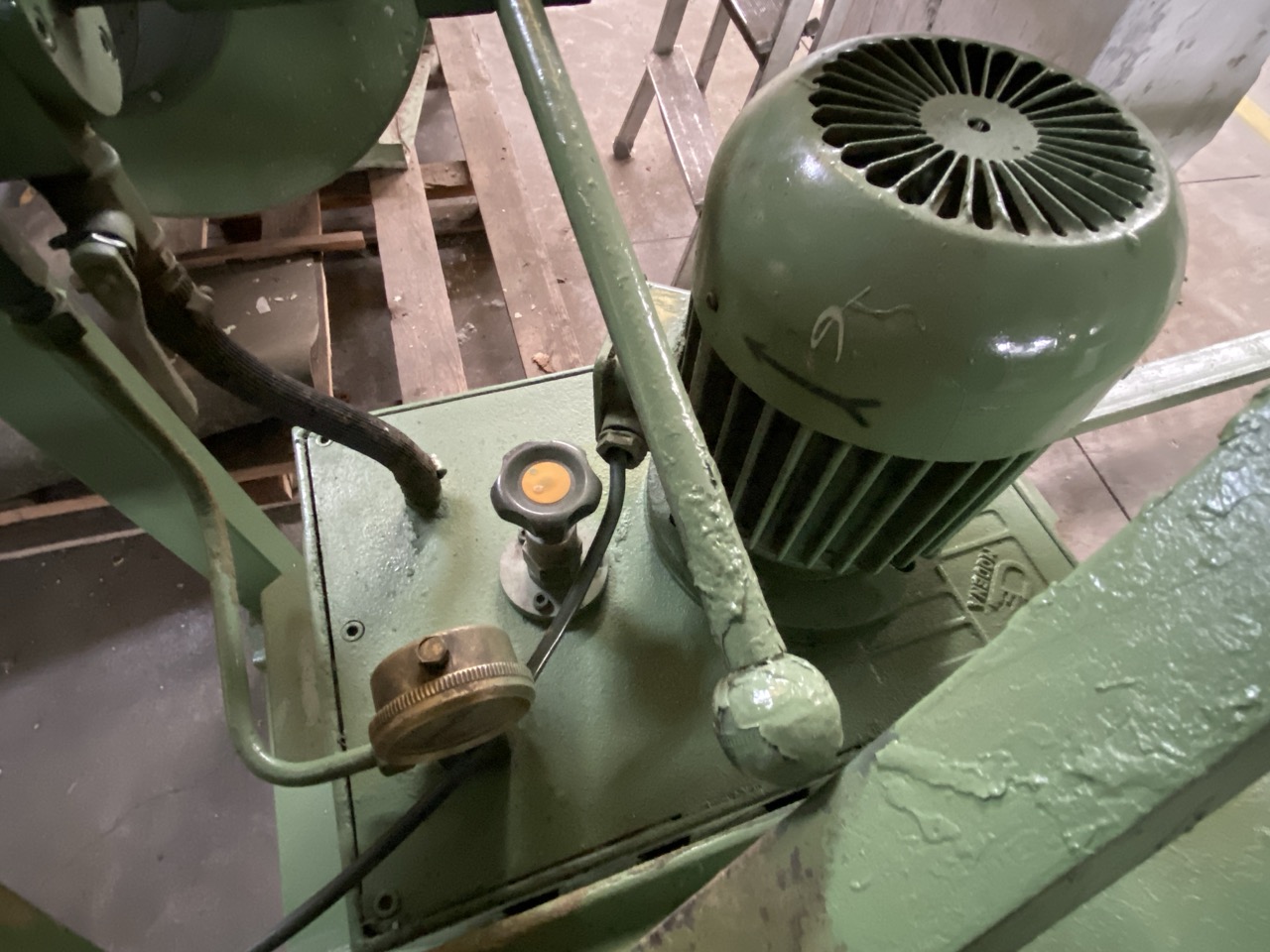 Ricondizionato Strettoio idraulico verticale per serramenti