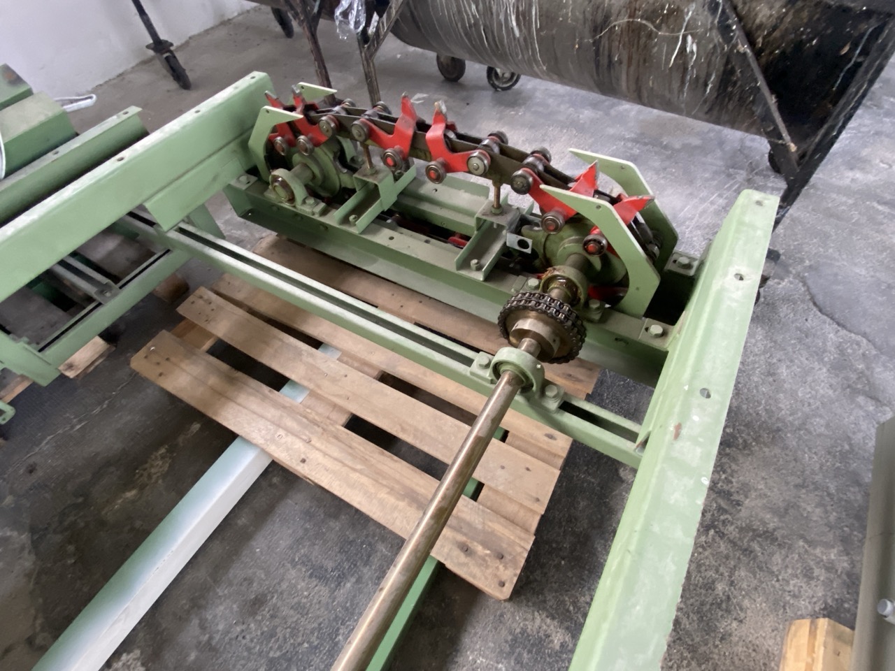 Usato 1999 CM System D8 Trasportatore aereo (catena di verniciatura) per la movimentazione di sedie o prodotti simili, tinti su ganci. Metri lineari 600