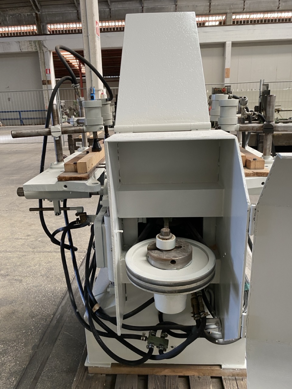 Usato Foratrice e oscillante orizzontale doppia, marca Sicma con 3 mandrini a forare e 1 mandrino oscillante, usata.