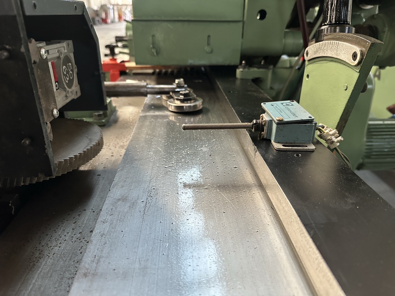 Ricondizionato Weinig U22N Scorniciatrice 8 alberi, piano rigato, traino ravvicinato, con caricatore laterale automatico