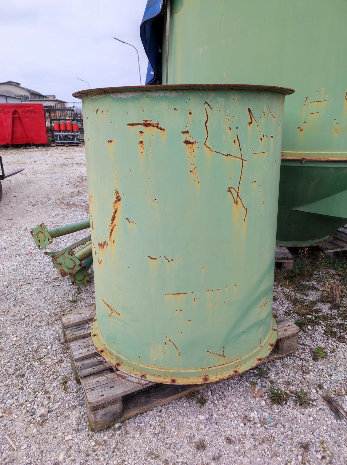 Usato Minisilos con pulizia a scuotimento motorizzato, e 2 motori di aspirazione, totale kw. 11,50.