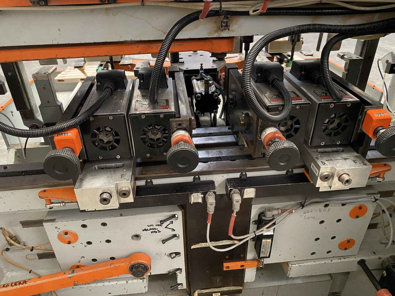 Usato 1995 (CE) Comec MOV8UX+CAP(LV+LO) Mortasatrice orizzontale e verticale, per pezzi corti, a doppio caricatore per alta produttività