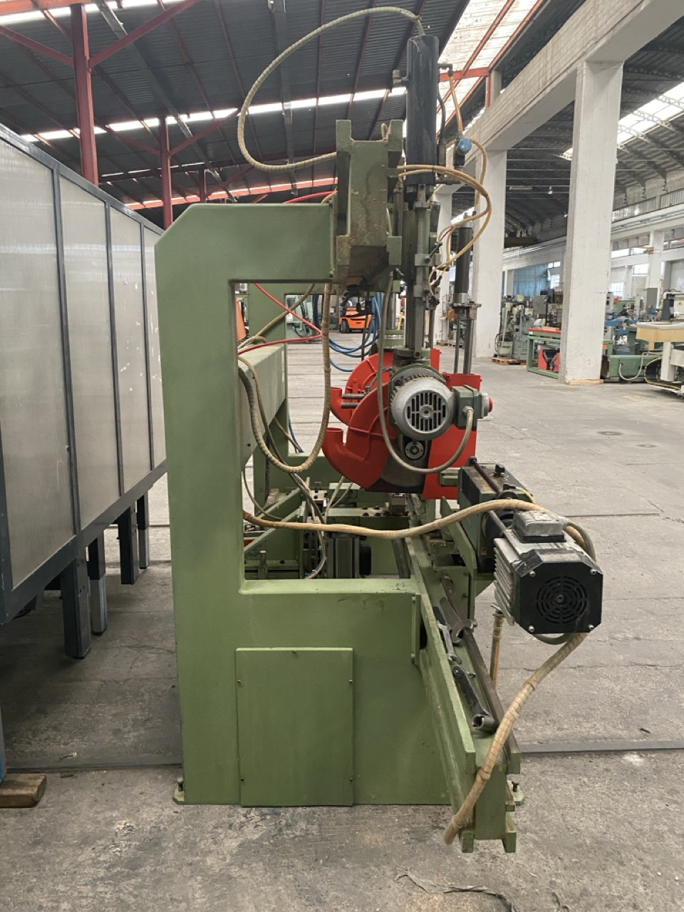 Usato Troncatrice Foratrice doppia, con lame verticali regolabili, 2 testine di foratura inferiori, 2 testine di foratura in testa