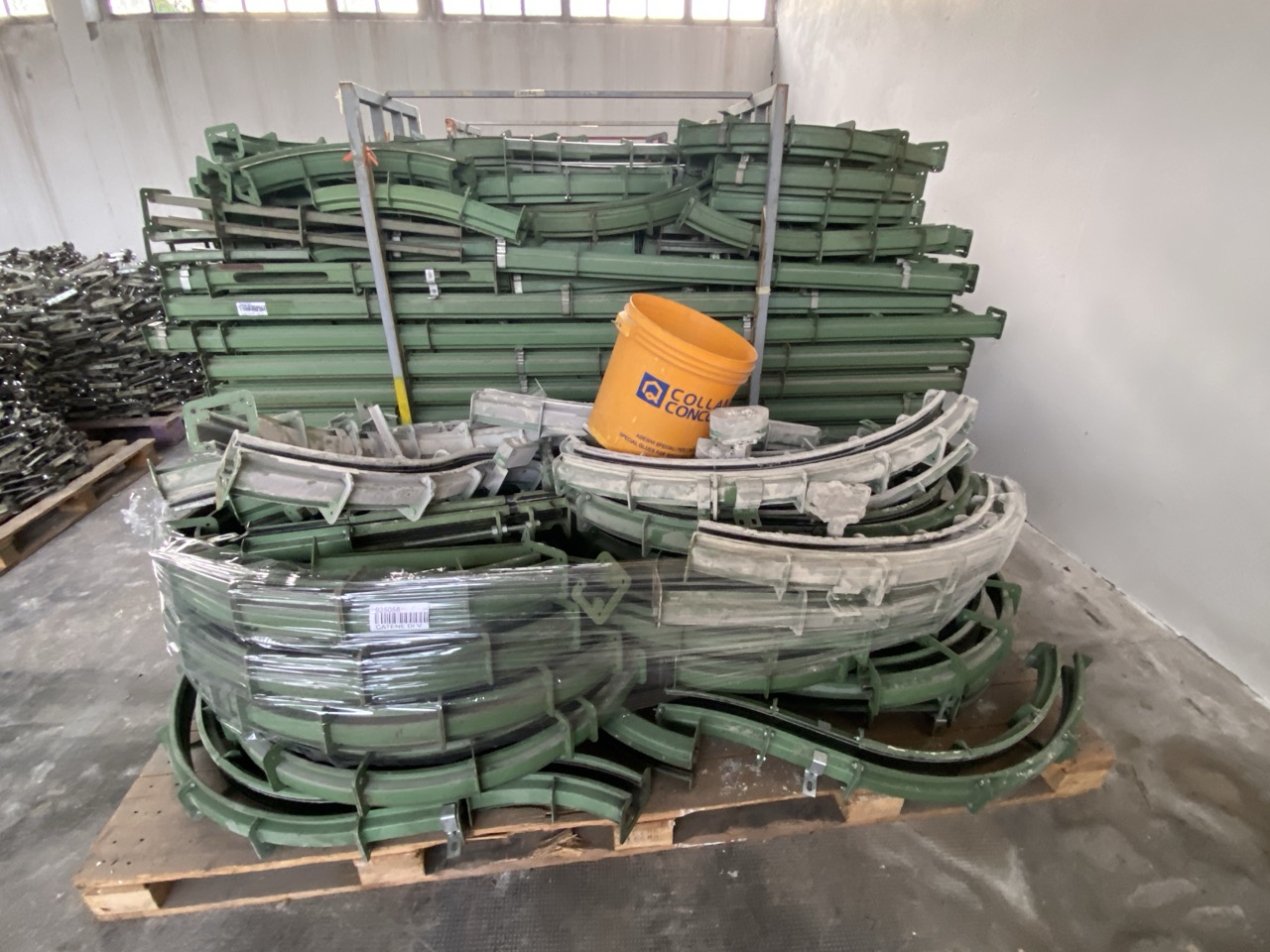 Usato 1999 CM System D8 Trasportatore aereo (catena di verniciatura) per la movimentazione di sedie o prodotti simili, tinti su ganci. Metri lineari 600