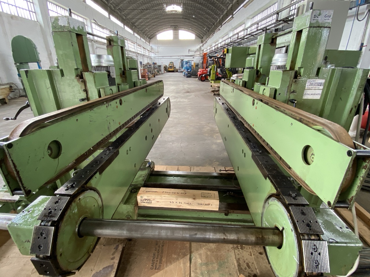 Usato Wigo Squadratrice doppia con 3 gruppi per lato (sega+fresa+fresa), completa di Inverters.