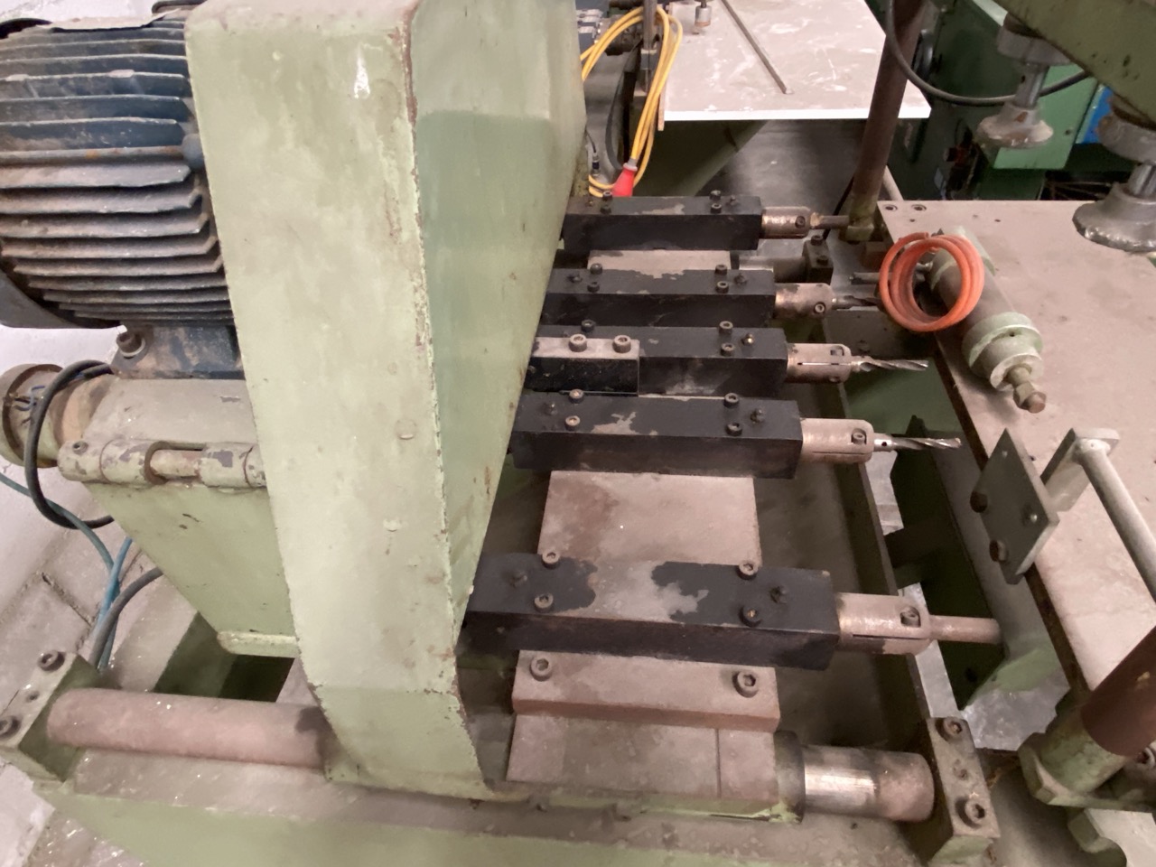 Usato Foratrice orizzontale a 5 mandrini (motore da riparare)