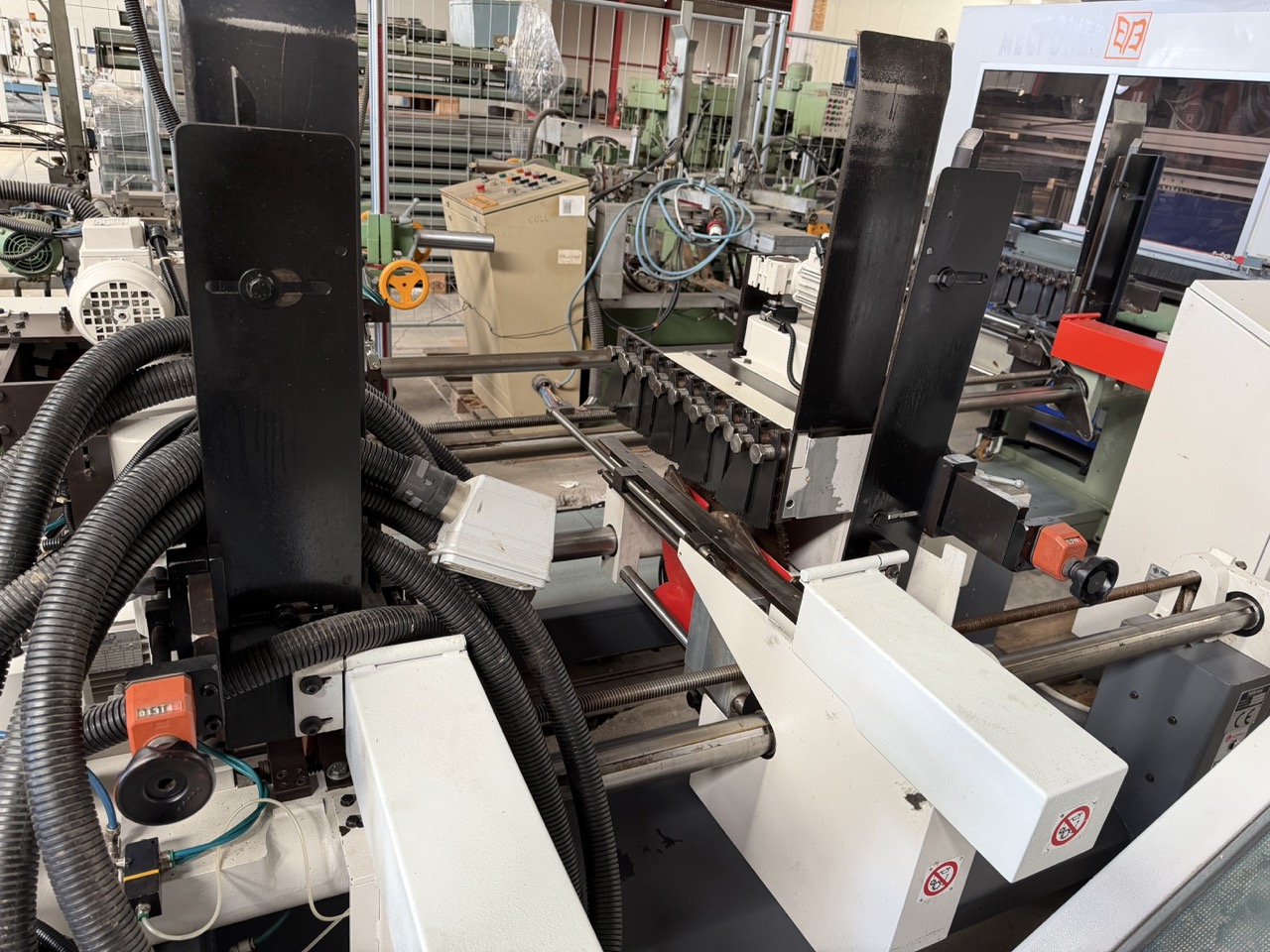 Usato 2002 Friulmac DUALFEED Troncatore - Caricatore per Scorniciatrice idraulico, automatico, con regolazione misure elettronica.