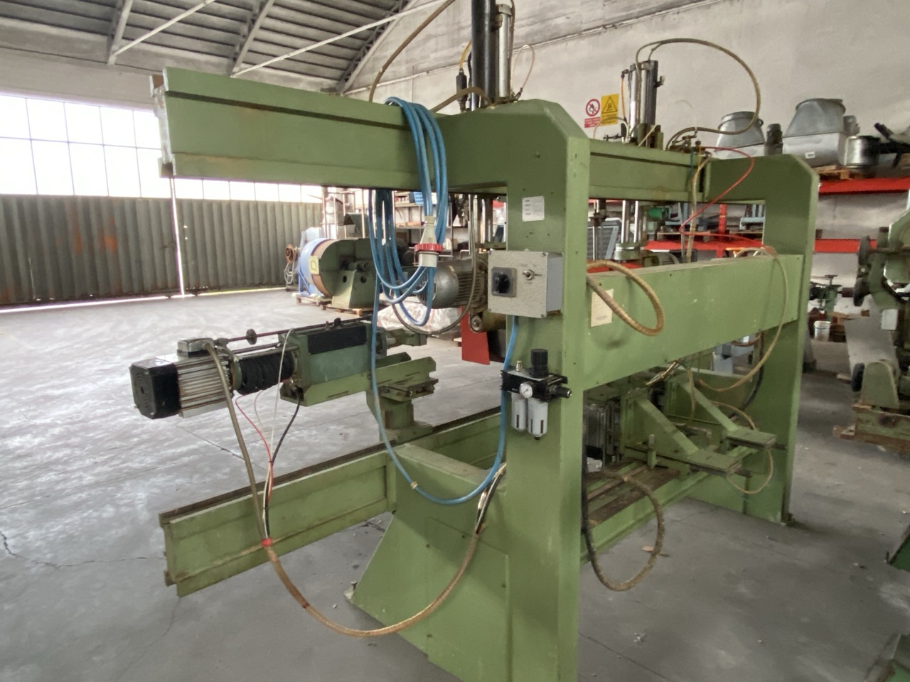 Usato Troncatrice Foratrice doppia, con lame verticali regolabili, 2 testine di foratura inferiori, 2 testine di foratura in testa