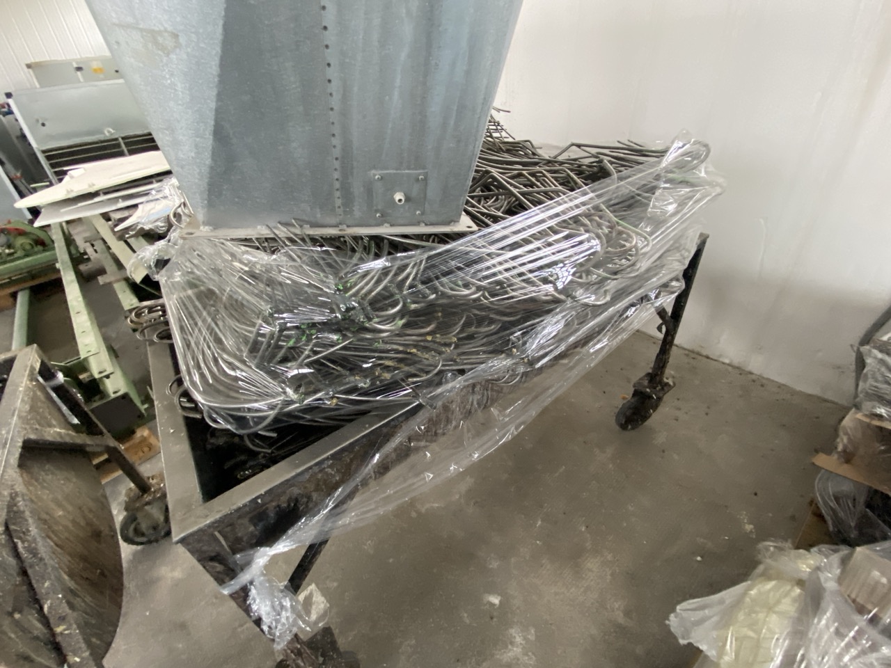 Usato 1999 CM System D8 Trasportatore aereo (catena di verniciatura) per la movimentazione di sedie o prodotti simili, tinti su ganci. Metri lineari 80.