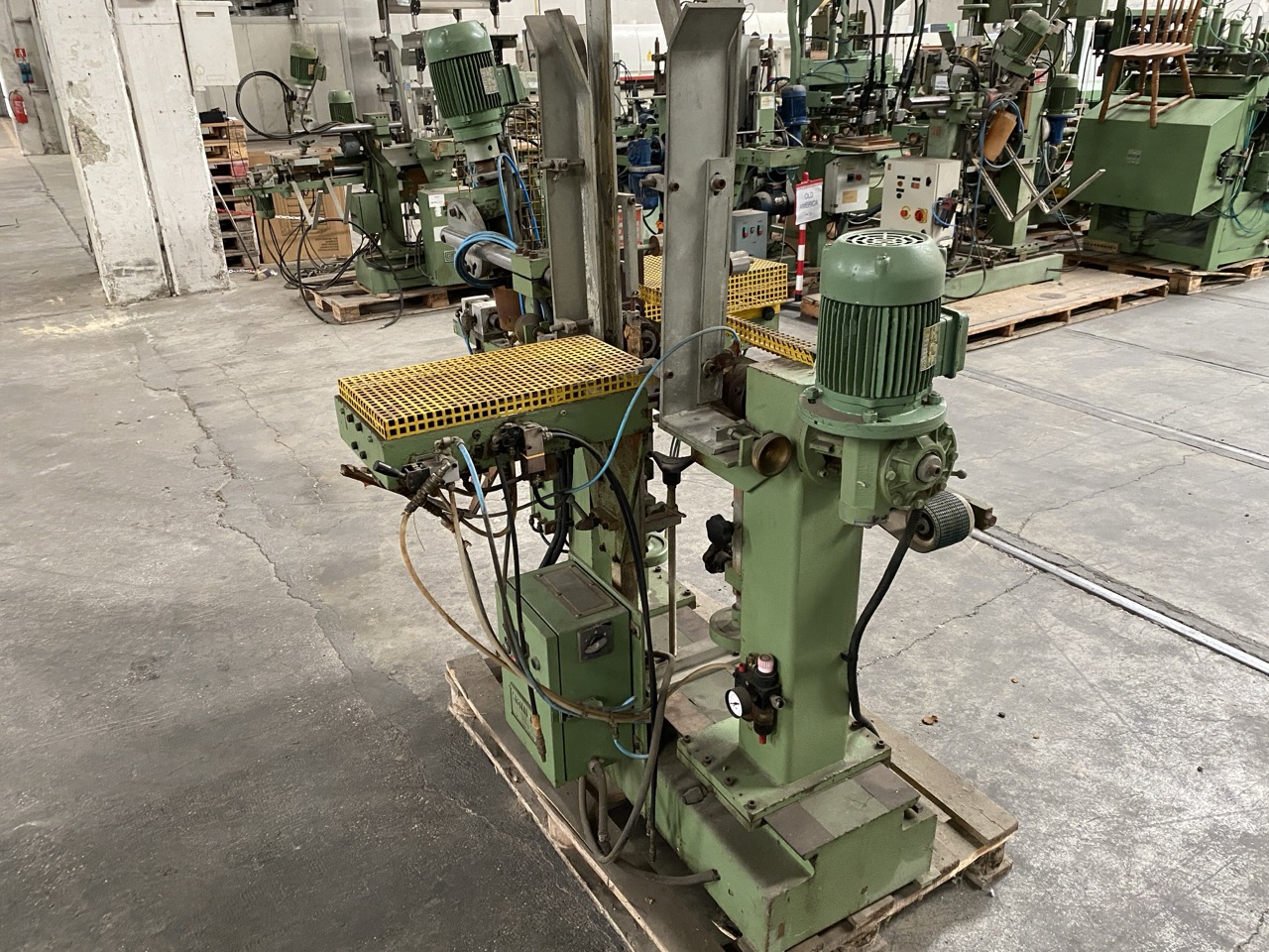 Usato Camam Zigrinatrice doppia automatica, con caricatore e gruppo a forare per fuselli con foro centrale.