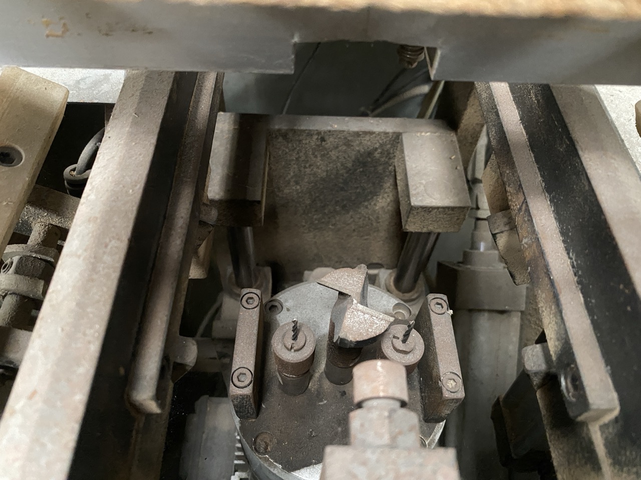 Usato Stock 2 Macchinari per cerniere di Antine per cucina