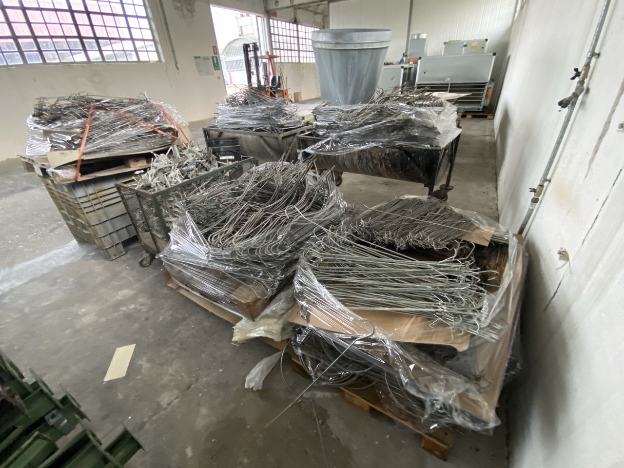 Usato 1999 CM System D8 Trasportatore aereo (catena di verniciatura) per la movimentazione di sedie o prodotti simili, tinti su ganci. Metri lineari 80.