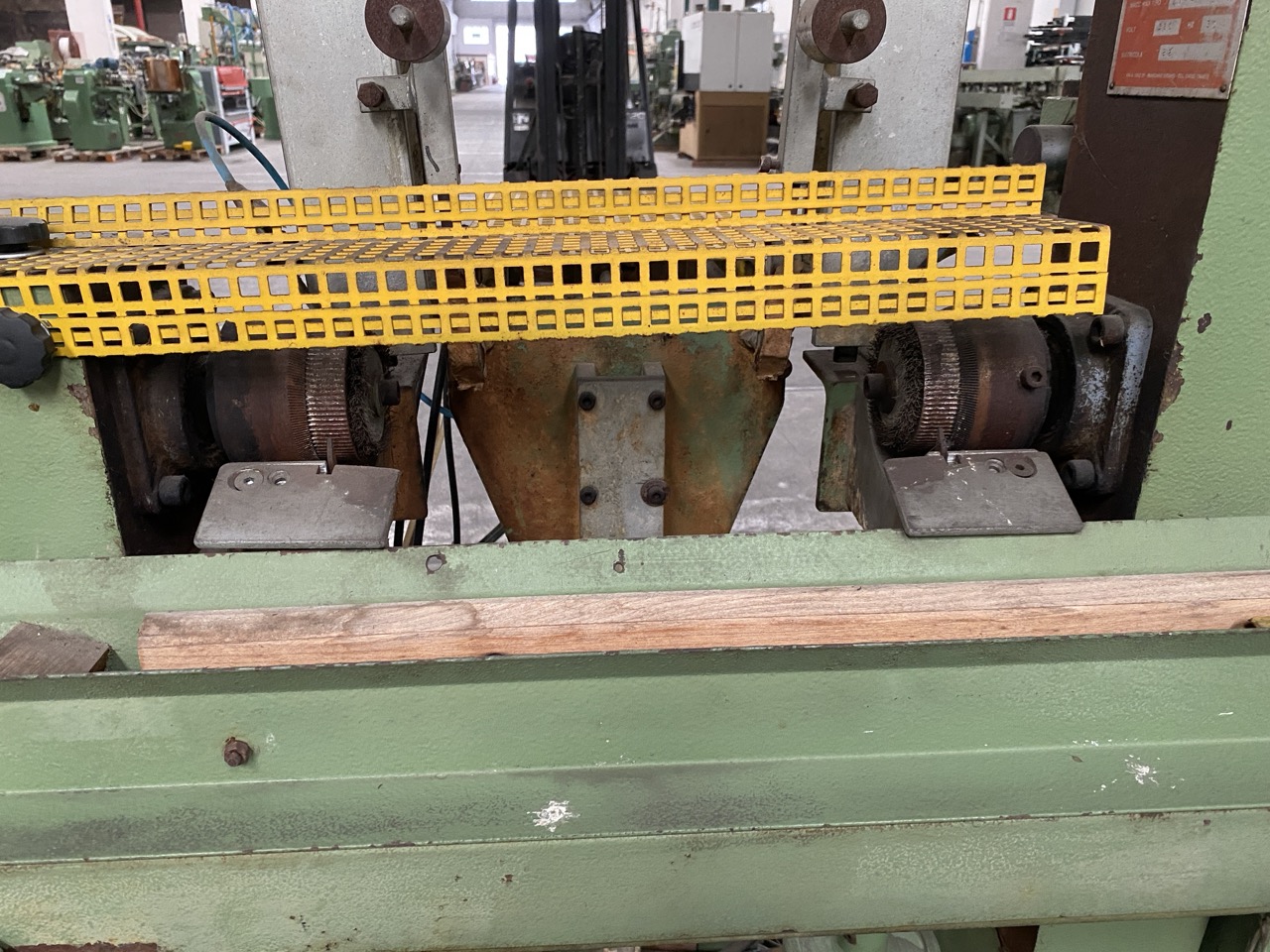 Usato Camam Zigrinatrice doppia automatica, con caricatore e gruppo a forare per fuselli con foro centrale.