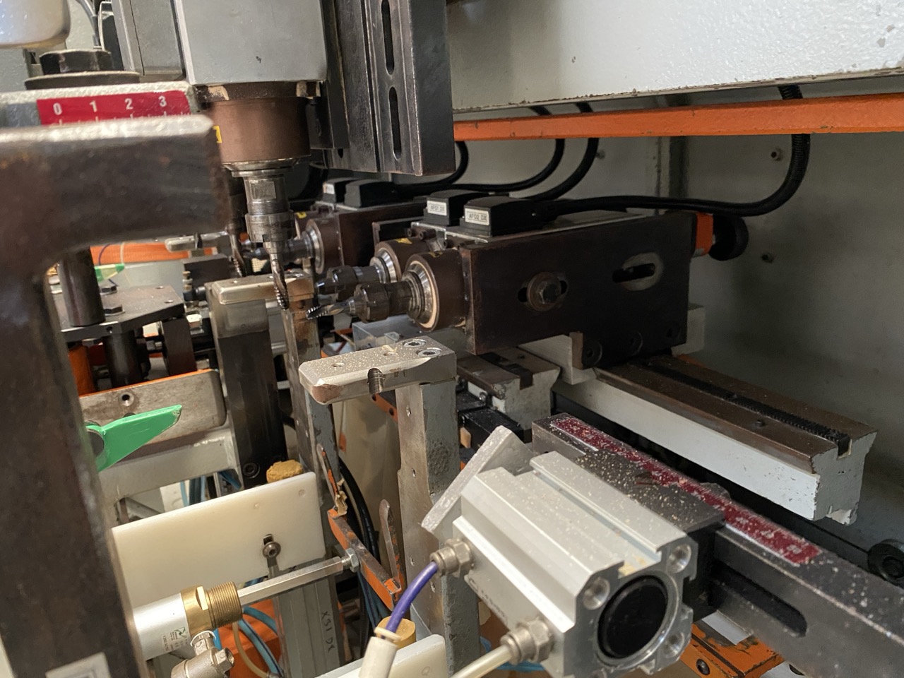 Usato 1995 (CE) Comec MOV8UX+CAP(LV+LO) Mortasatrice orizzontale e verticale, per pezzi corti, a doppio caricatore per alta produttività