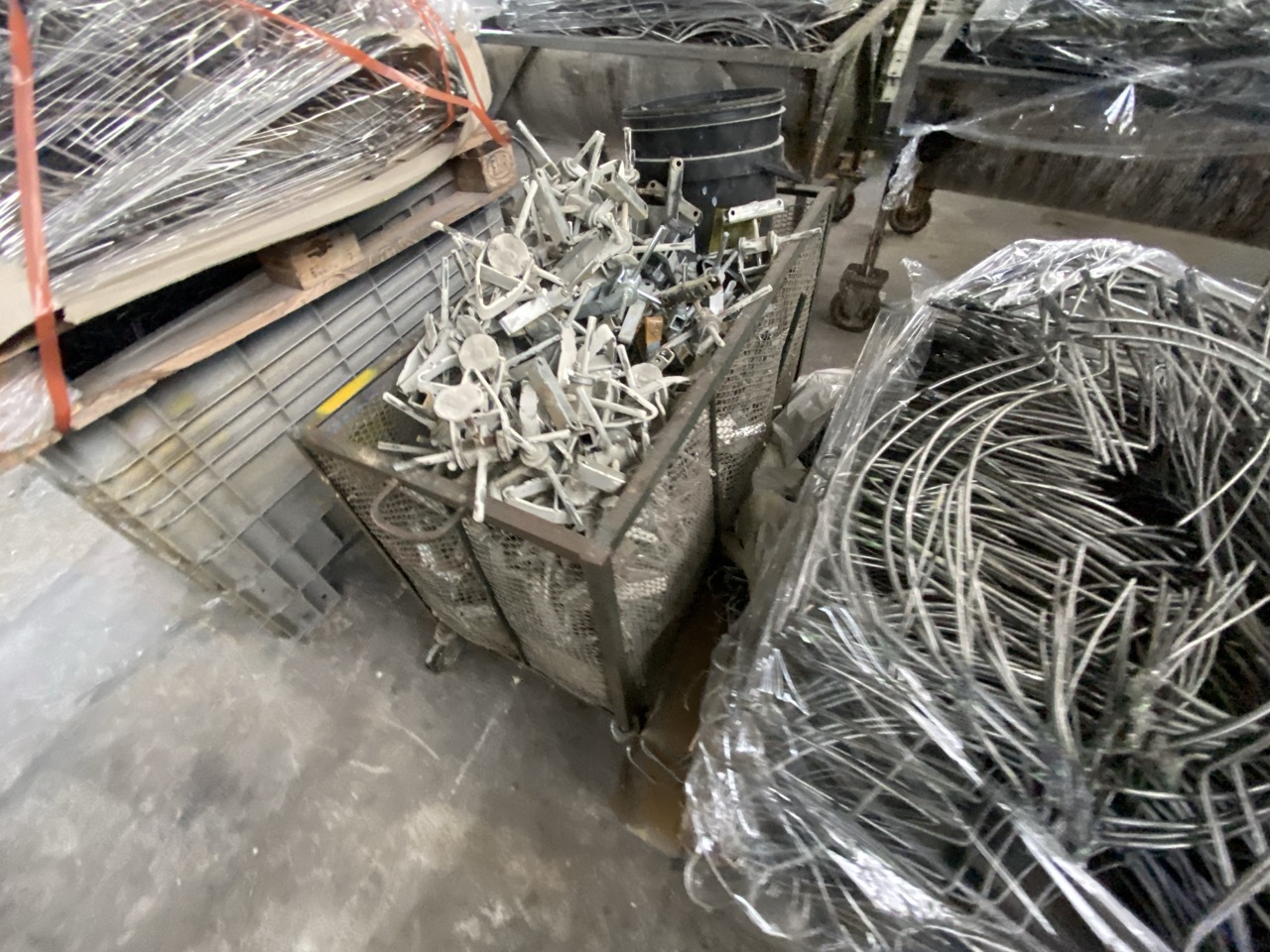 Usato 1999 CM System D8 Trasportatore aereo (catena di verniciatura) per la movimentazione di sedie o prodotti simili, tinti su ganci. Metri lineari 80.