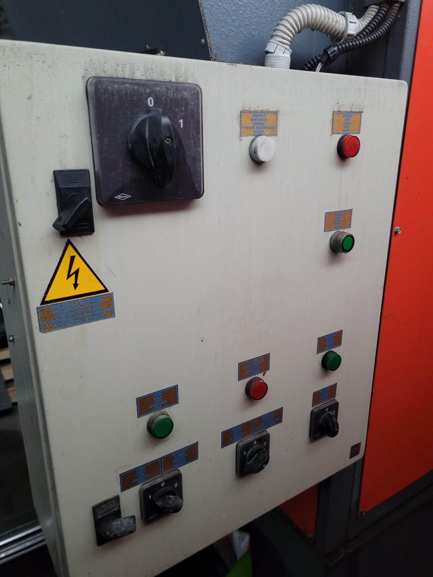 Usato 1996 Uniconfort CMT/F 45 Generatore di acqua calda alimentato a trucioli / legna