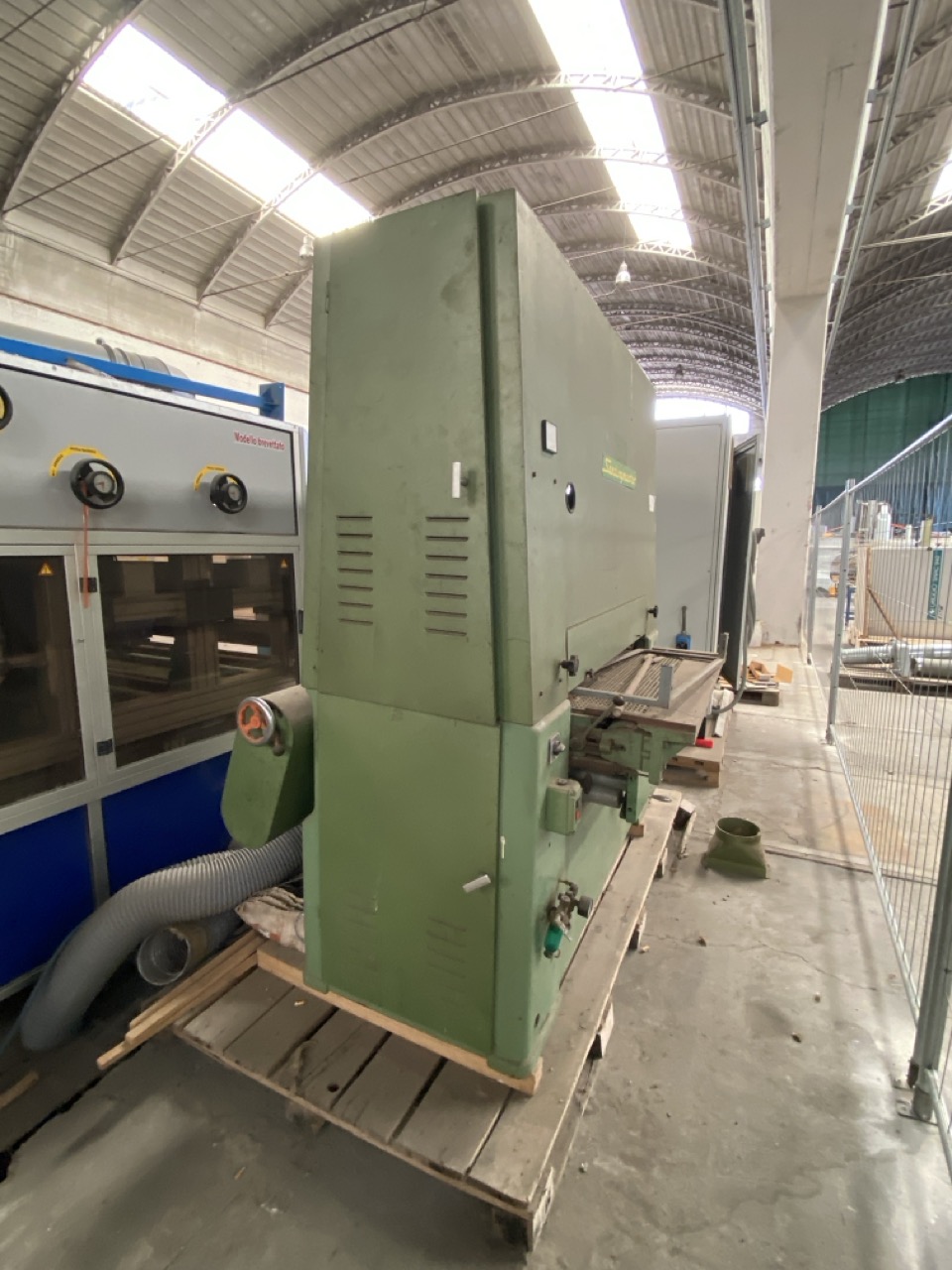 Usato Calibratrice a 1 rullo con tappeto da 1000 mm