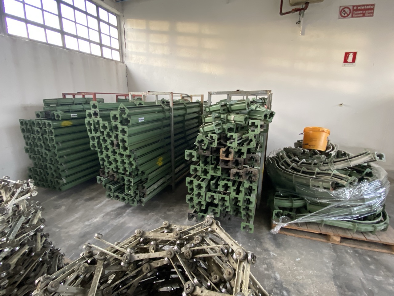 Usato 1999 CM System D8 Trasportatore aereo (catena di verniciatura) per la movimentazione di sedie o prodotti simili, tinti su ganci. Metri lineari 600